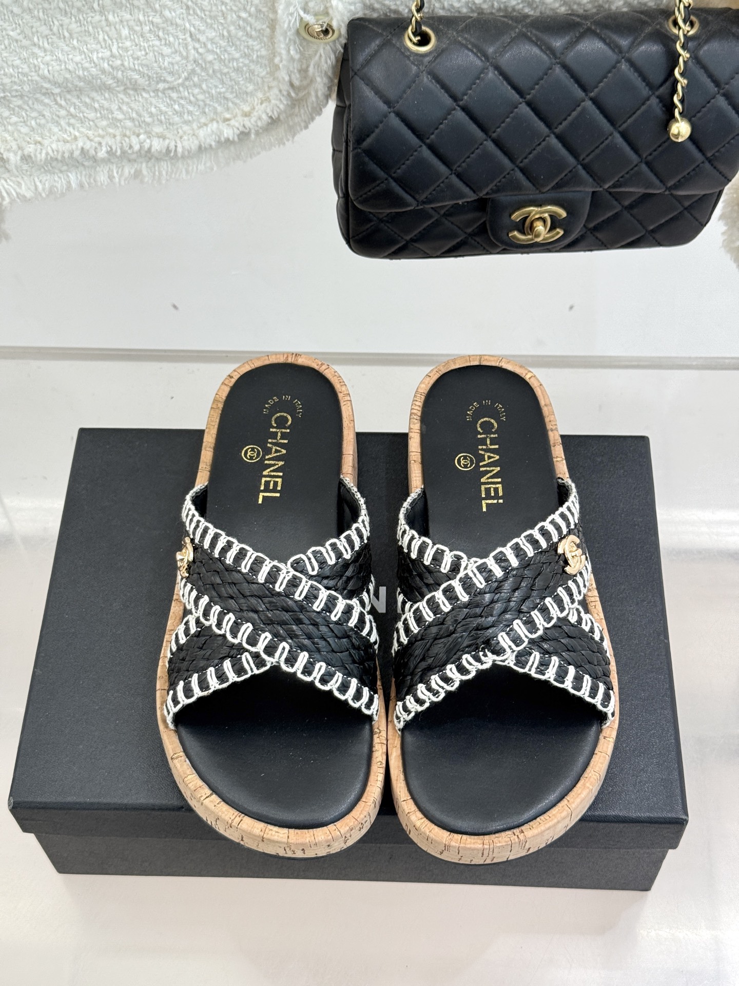 CHANE*｜小香经典双C编织厚底交叉拖鞋让一双拖鞋成为行走的奢雅名片。这双拖拖以经典重构松弛每一处细节