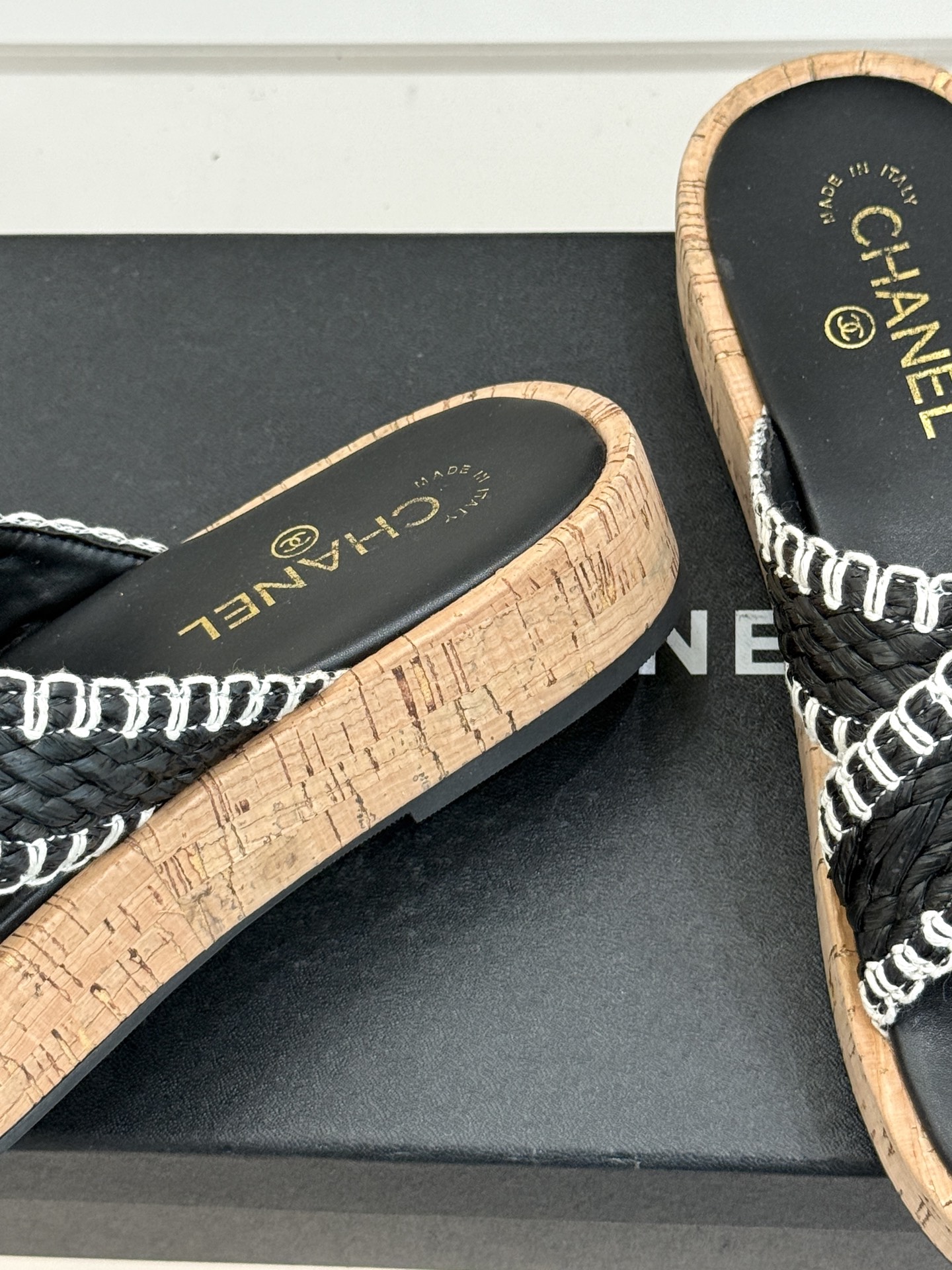 CHANE*｜小香经典双C编织厚底交叉拖鞋让一双拖鞋成为行走的奢雅名片。这双拖拖以经典重构松弛每一处细节