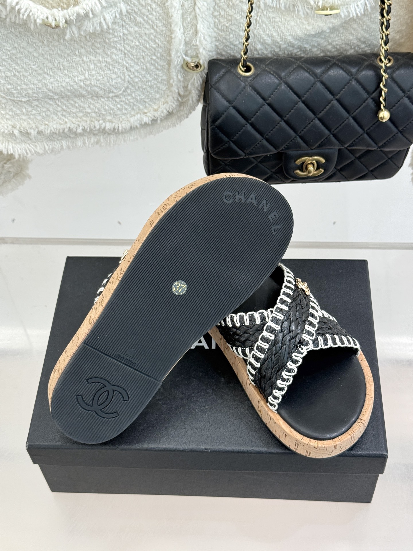 CHANE*｜小香经典双C编织厚底交叉拖鞋让一双拖鞋成为行走的奢雅名片。这双拖拖以经典重构松弛每一处细节