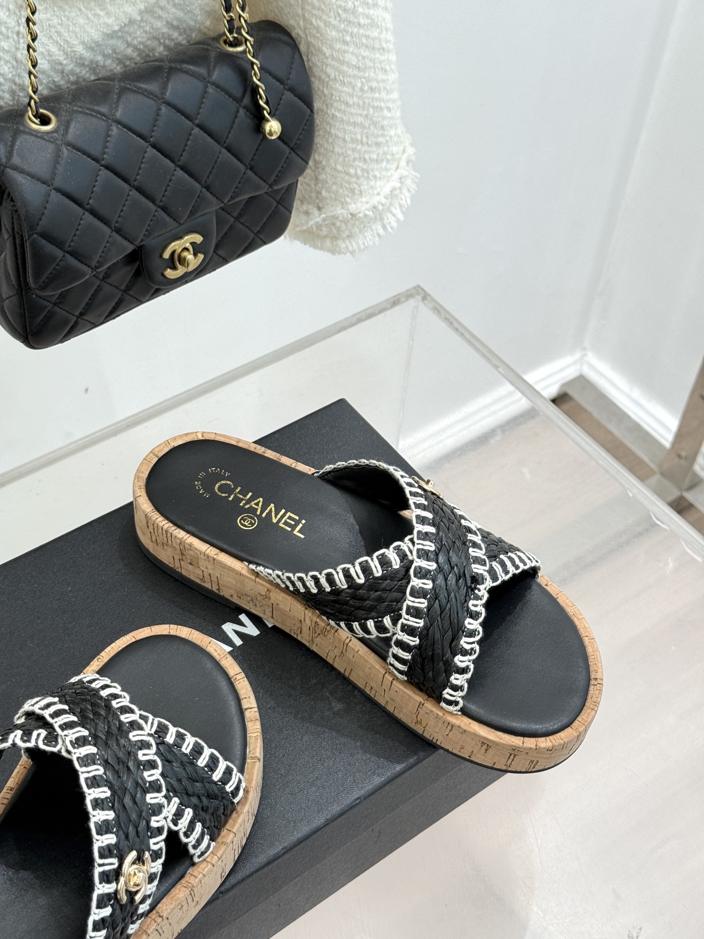 CHANE*｜小香经典双C编织厚底交叉拖鞋让一双拖鞋成为行走的奢雅名片。这双拖拖以经典重构松弛每一处细节