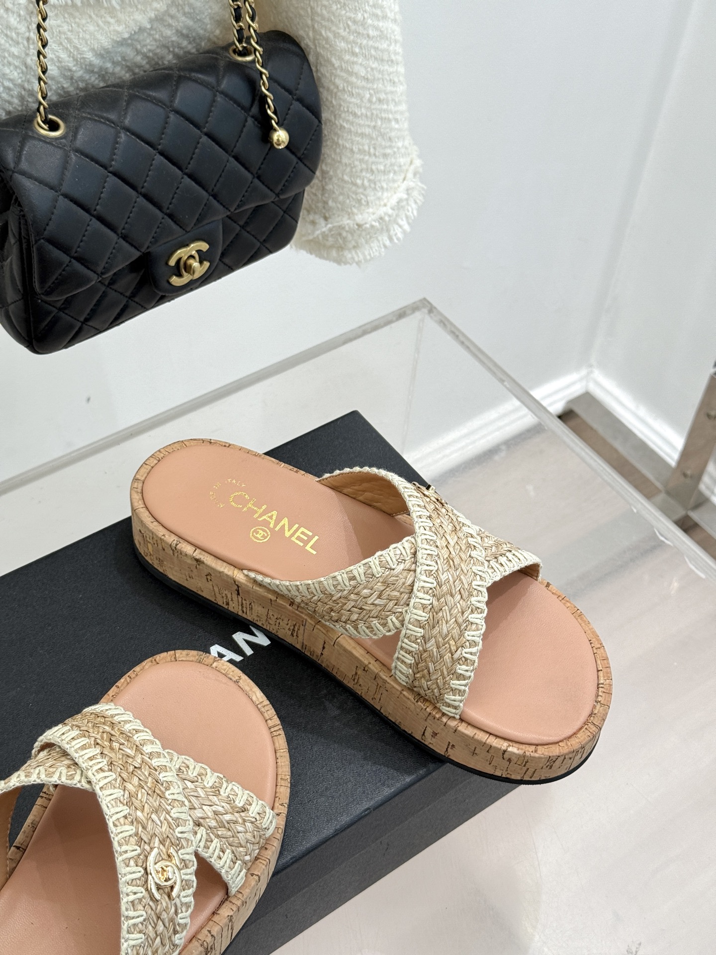 CHANE*｜小香经典双C编织厚底交叉拖鞋让一双拖鞋成为行走的奢雅名片。这双拖拖以经典重构松弛每一处细节