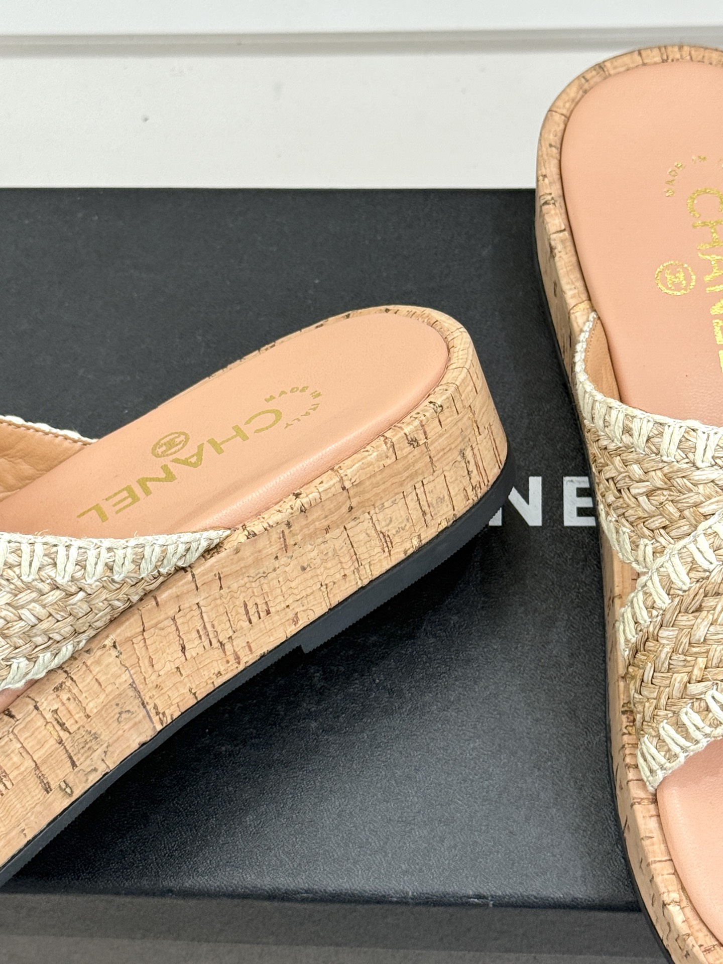 CHANE*｜小香经典双C编织厚底交叉拖鞋让一双拖鞋成为行走的奢雅名片。这双拖拖以经典重构松弛每一处细节