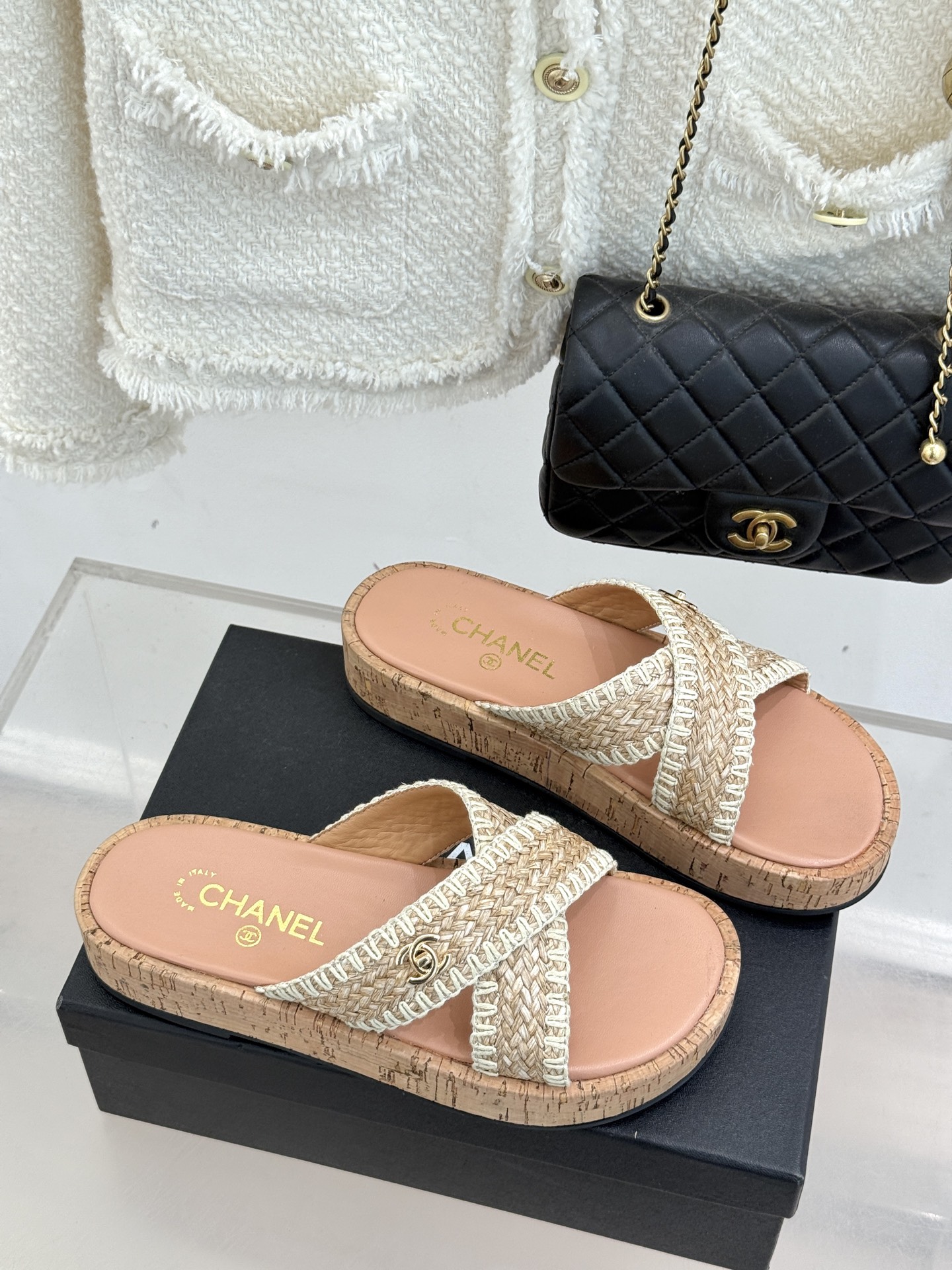 CHANE*｜小香经典双C编织厚底交叉拖鞋让一双拖鞋成为行走的奢雅名片。这双拖拖以经典重构松弛每一处细节