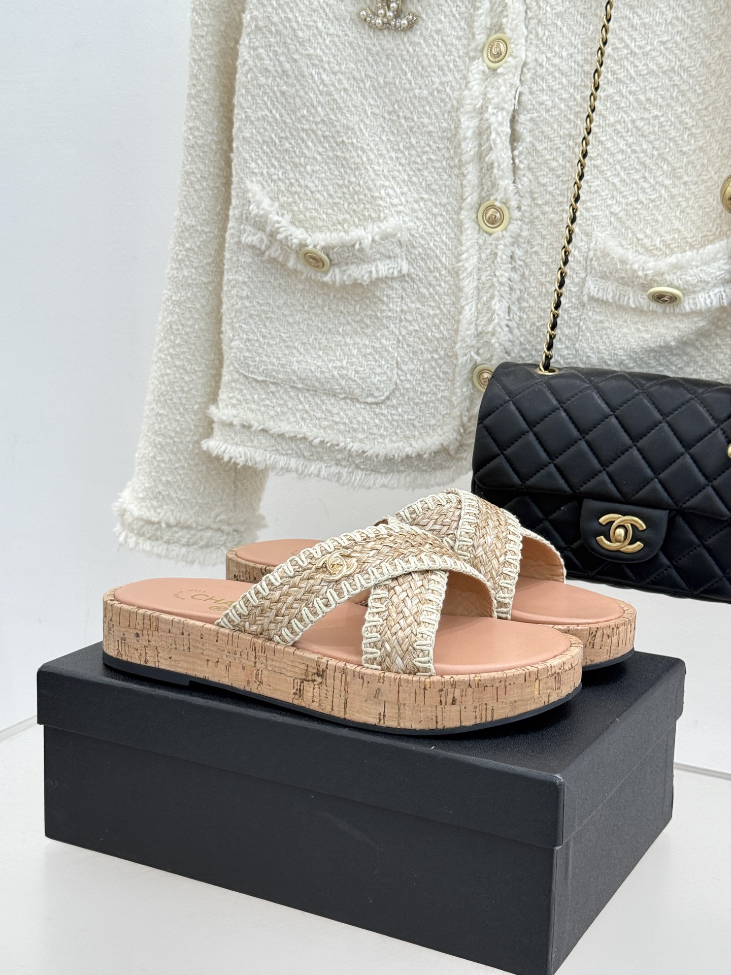 NO:694796,CHANE*｜Xiaoxiang's classic double C woven thick sole cross slippers make a pair of slippers a luxurious business card for walking. This pair of slippers reconstructs relaxation with classics. Every detail is engraved with the style of the century-old brand. Iconic hand-woven cross design upper. The double C hardware is the highlight of the shoe. The texture is low-key and not exaggerated. The classic logo inherited from 1925 to this day is not only a demonstration of the brand's heritage, but also an unobtrusive confidence. The 4cm gold height is invisible and increased.  Elongate the leg lines and have a 37/30 ratio, so even a small person can look upright. Pair it with a satin suspender skirt to look like a gentle daughter at a dinner party. Pair it with a linen suit and wide-leg trousers to look like an elegant lady in the workplace. Wear a long floral skirt to look like a girl on vacation in South France. Even if you go out in denim shorts, you can still have a casual and high-end look. After wearing it for many years, it is still fashionable. You must close your eyes to avoid stepping on the thunder!  The fabric is made of original customized material. The lining is made of sheepskin. The original molded custom-made non-slip outsole size35-39 (customized 40/41), slippers, chanel, slippers, skirts, shorts, business suit, sheepskin, gold19860909CHANE*｜小香经典双C编织厚底 交叉拖鞋 让一双拖鞋成为行走的奢雅名片. 这双拖拖以经典重构松弛 每一处细节都镌刻着百年品牌的格调 标志性手工编织交叉设计鞋面 鞋身点睛双C五金 质感低调不浮夸 1925年传承至今的经典标识 既是品牌底蕴的彰显 是不张扬的底气 4cm黄金高度隐形增高 拉长腿部线条 三七分比例 小个子也能穿出挺拔气场 搭缎面吊带裙是晚宴温柔千金 配亚麻西装阔腿裤是职场奢雅御姐 穿碎花长裙是南法度假少女 哪怕踩个牛仔短裤出门 也能拿捏随性高级感. 穿多年依旧时髦不过时 必须闭眼入不踩雷！ 面料采用原版定制材质 内里踮脚均为羊皮 原版开模定制防滑大底 size35-39（40/41定制）,拖鞋,chanel,slippers,skirts,shorts,business suit,sheepskin,gold,Women's Shoes