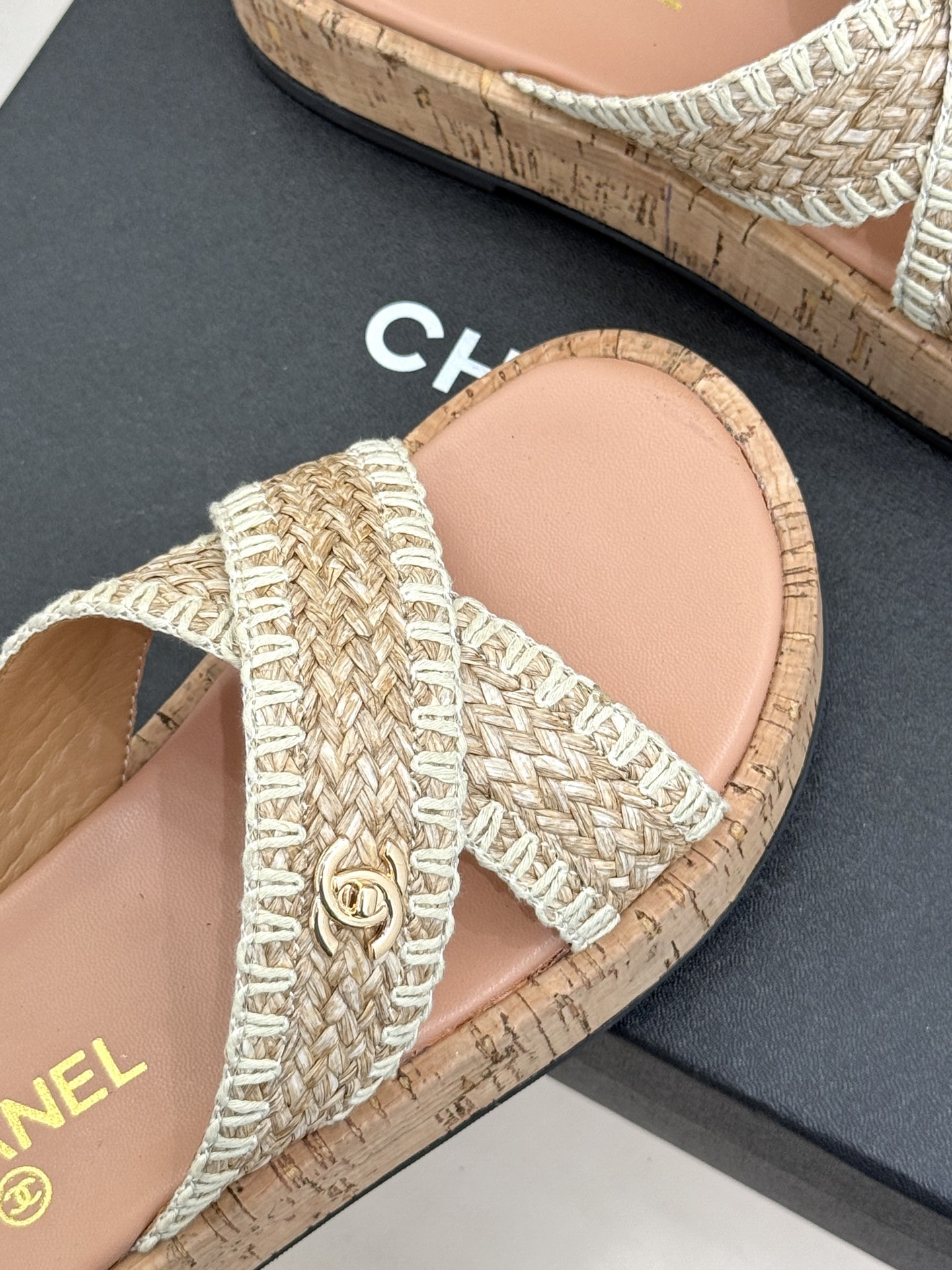 CHANE*｜小香经典双C编织厚底交叉拖鞋让一双拖鞋成为行走的奢雅名片。这双拖拖以经典重构松弛每一处细节