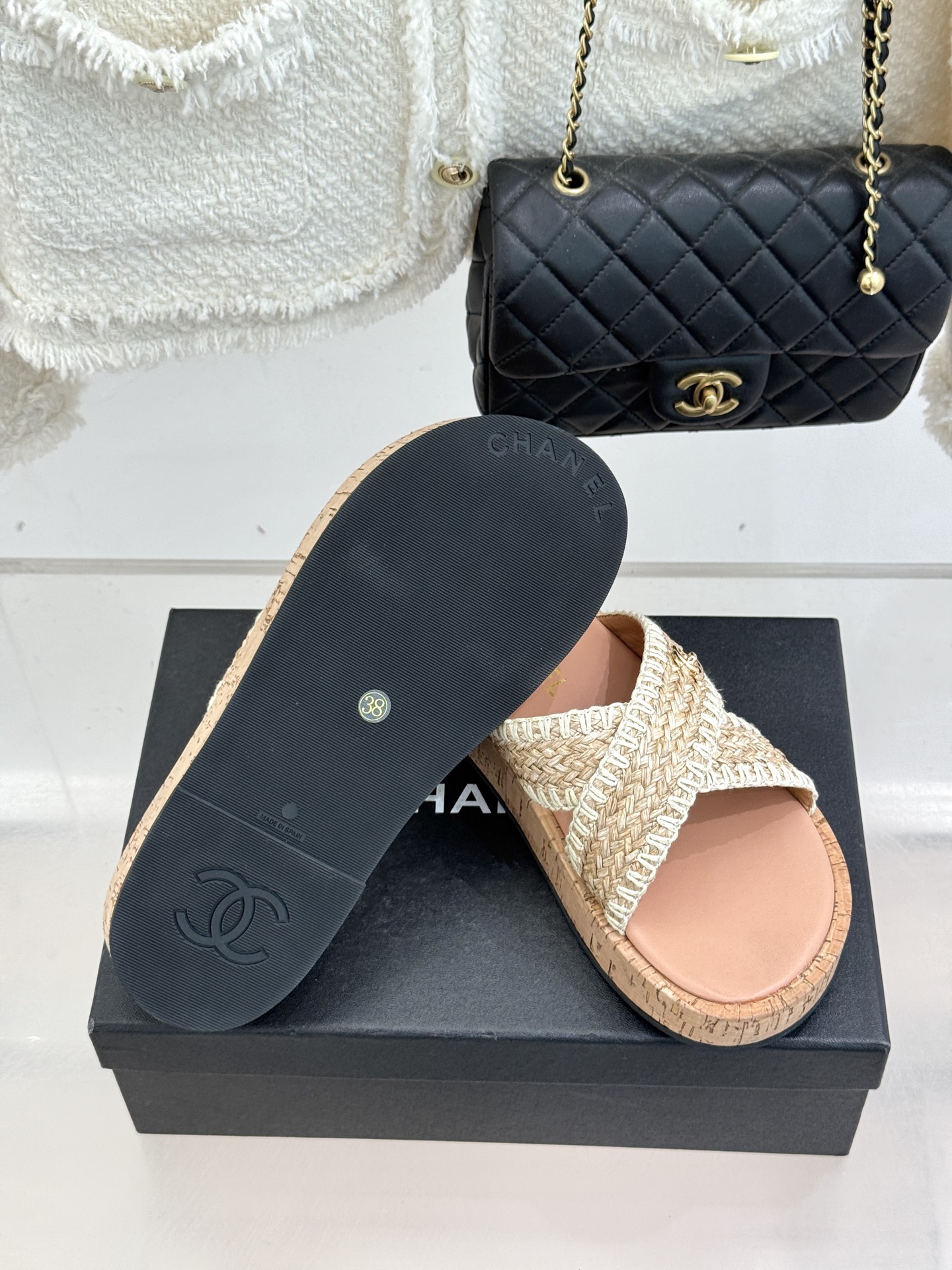 CHANE*｜小香经典双C编织厚底交叉拖鞋让一双拖鞋成为行走的奢雅名片。这双拖拖以经典重构松弛每一处细节