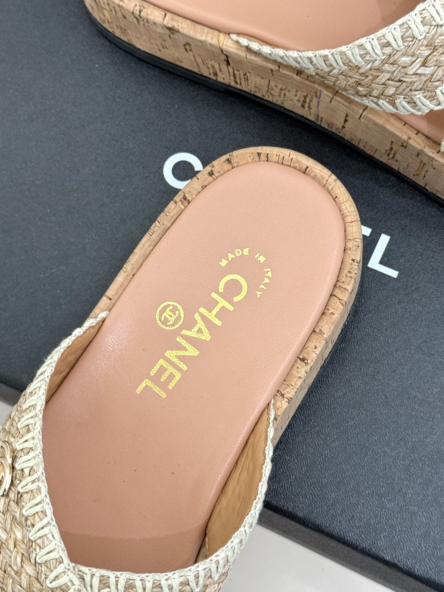 CHANE*｜小香经典双C编织厚底交叉拖鞋让一双拖鞋成为行走的奢雅名片。这双拖拖以经典重构松弛每一处细节