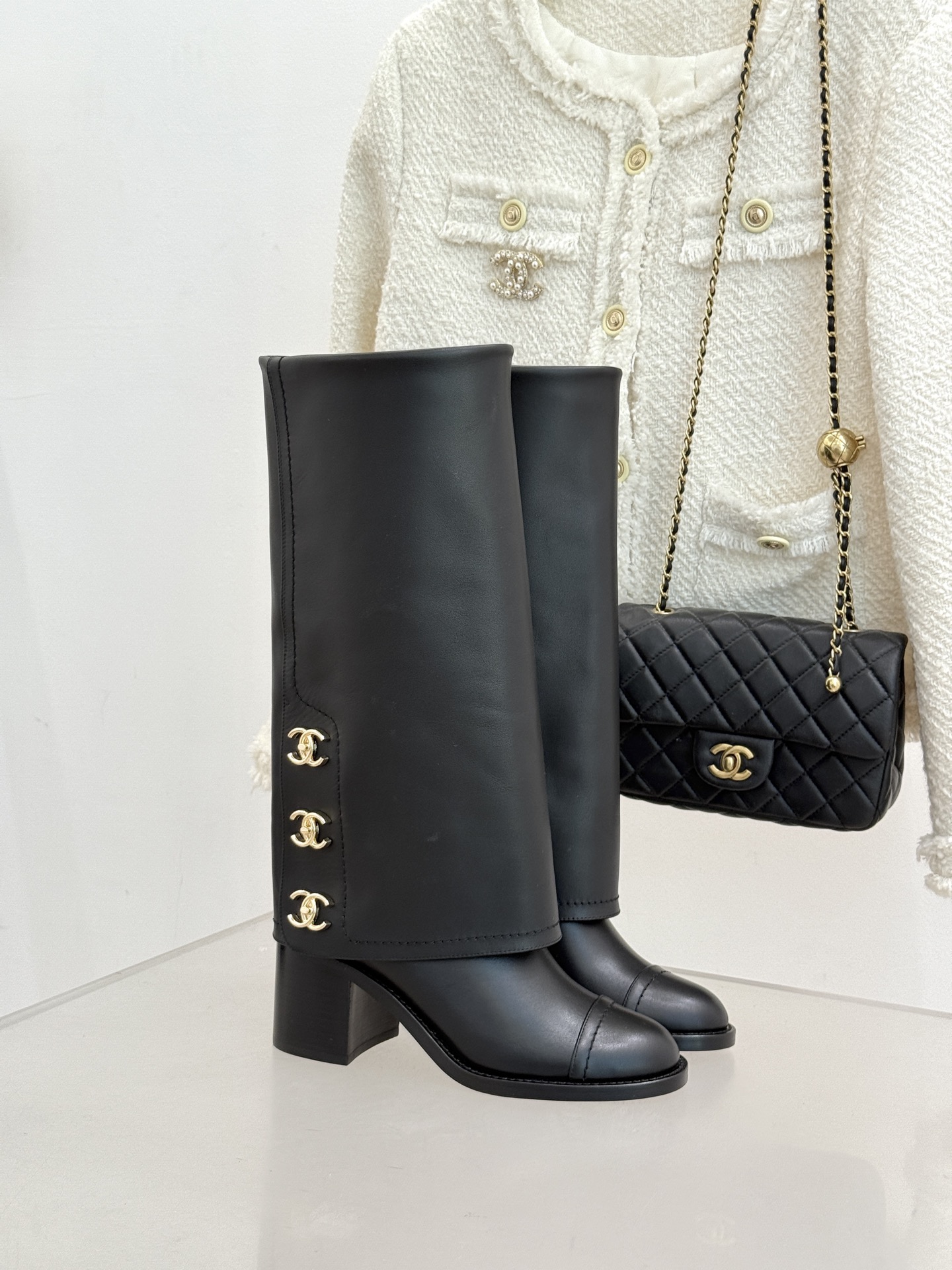 NO:694788,Short boots Long boots CHANE*｜Xiaoxiang's classic double C schoolbag buckle thick heel trouser boots. The double C totem of the year meets the neat trouser boots. Xiaoxiang engraves the elegance of Paris into every step. The iconic double C schoolbag buckle is the finishing touch. It inherits the classic hardware technology of the 1980s. It is not only a functional fastener, but also a silent expression of identity. The 5cm gold thick heel design quietly elongates the proportion.  Taking into account the comfort of daily commuting and the aura of attending banquets, whether it is straight-leg jeans or high-waisted suit pants, tuck them in and instantly unlock the 'long-leg filter'. Small people can also wear them to achieve the golden ratio of 30 to 70. Minimalist lines are used to carry the ultimate craftsmanship, making every step a quiet style statement. The fabric is made of original custom calfskin, and the lining of the toes is made of sheepskin. The genuine leather outsole imported from Italy  size35-39 (customized 40/41), boots, chanel, boots, jeans, business suit, cowhide, sheepskin, gold, Leather soles19860909短靴 长靴 CHANE*｜小香经典双C书包扣粗跟裤管靴 当年的双C图腾遇上利落裤管靴 小香便把巴黎的优雅刻进每一步步履. 标志性双C书包扣是点睛之笔 承袭80年代经典五金工艺技术 既是功能性扣件 更是身份的无声彰显 5cm黄金粗跟设计 悄悄拉长比例 兼顾日常通勤的舒适与宴会赴约的气场 不管是直筒牛仔裤还是高腰西装裤 往里一塞立刻解锁“长腿滤镜” 小个子也能穿出三七分黄金比例. 用极简线条承载极致工艺 让每一次落脚 都成为不动声色的格调宣言. 面料采用原版定制小牛皮 内里踮脚均为羊皮 意大利进口真皮大底 size35-39（40/41定制）,靴子,chanel,boots,jeans,business suit,cowhide,sheepskin,gold,Leather soles,Women's Shoes