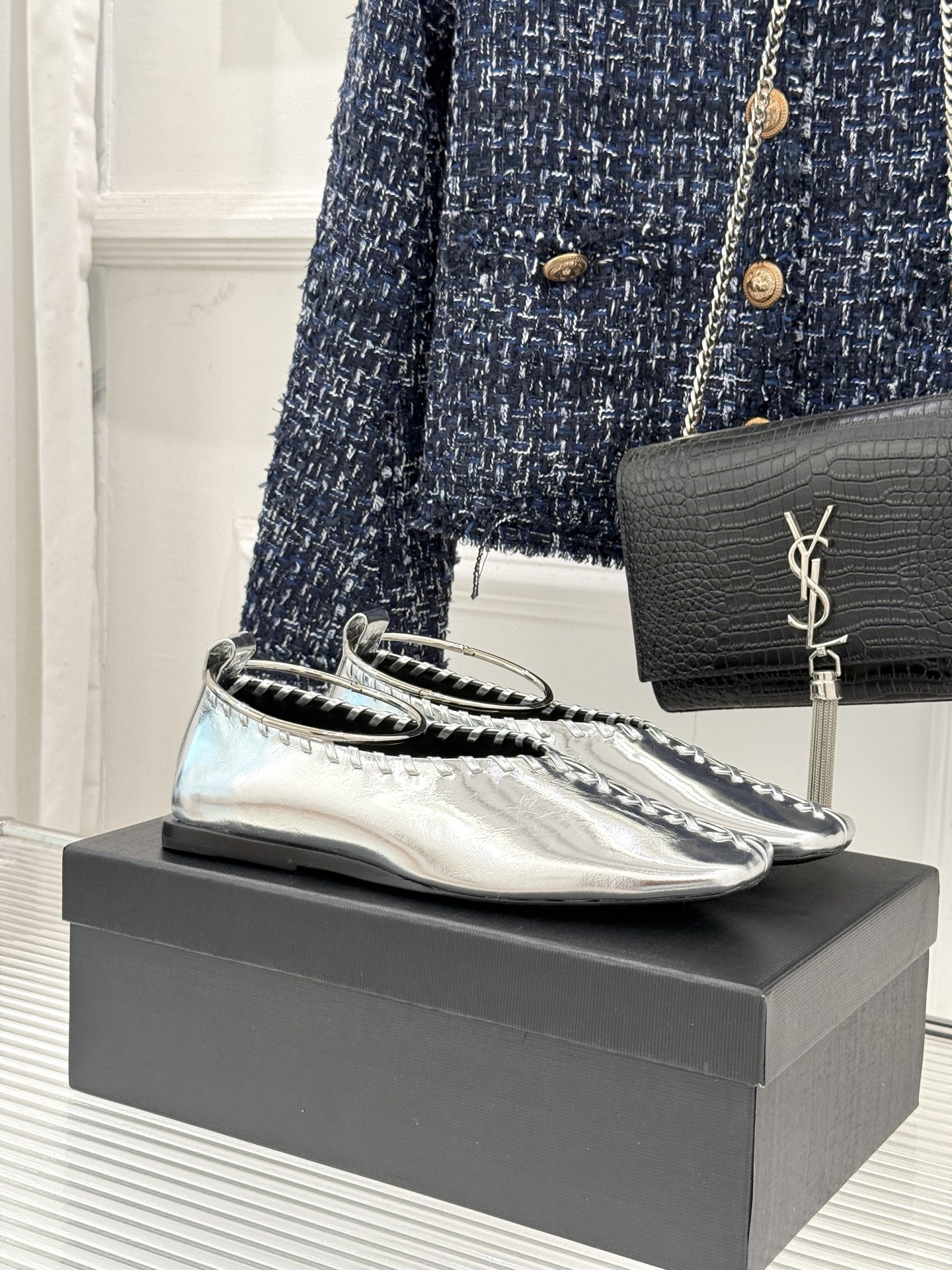 NO:694891,Jil Sander/Jil Sander's classic anklet braiding square-toe flat-soled witch ballet Mary Jane shoes are based on the brand philosophy of 'less is more', blending the unruly retro and witch shoes to weave a new expression of minimalism. The hand-woven upper hides the rhythm of texture, the lightness of neat square-toed witch shoes and ballet shoes, and the metal anklet as the finishing touch. It abandons complexity but has its own highlights, injecting cold romance into minimalist lines.  The flat-soled design follows ergonomics and the latex insole gives your feet a cloud-like feel. There is no burden for commuting or holiday roaming. Paired with a floral skirt, it is a Southern French idyll. Combined with jeans, it shows a sense of intelligence and relaxation, allowing the pure design to shine naturally in daily scenes. The fabric is made of original customized leather. The lining of the toes is all sheepskin. Original molded custom-made non-slip outsole size 35-39 (customized 40/41), loafers, jil sander, jil  sander,loafers,mary jane,skirts,jeans,sheepskin19860909Jil Sander/吉尔桑达经典脚环编织 方头平底女巫芭蕾舞玛丽珍鞋 以“少即是多”的品牌哲思为骨 将复古与女巫鞋的不羁熔于一炉 织就极简主义的全新表达. 手工编织鞋面暗藏肌理韵律 利落方头女巫鞋与芭蕾舞鞋的轻盈 金属脚环作为点睛之笔 摒弃繁复却自带高光 在极简线条中注入冷调浪漫. 平底设计遵循人体工学 乳胶鞋垫赋予云朵般脚感 通勤暴走或假日漫游皆无负担. 搭配碎花裙是南法田园诗 组合牛仔裤显高智松弛感 让纯粹设计在日常场景中自然发光. 面料采用原版定制皮料 内里踮脚均为羊皮 原版开模定制防滑大底 size35-39（40/41定制）,乐福鞋,jil sander,jil sander,loafers,mary jane,skirts,jeans,sheepskin,Women's Shoes