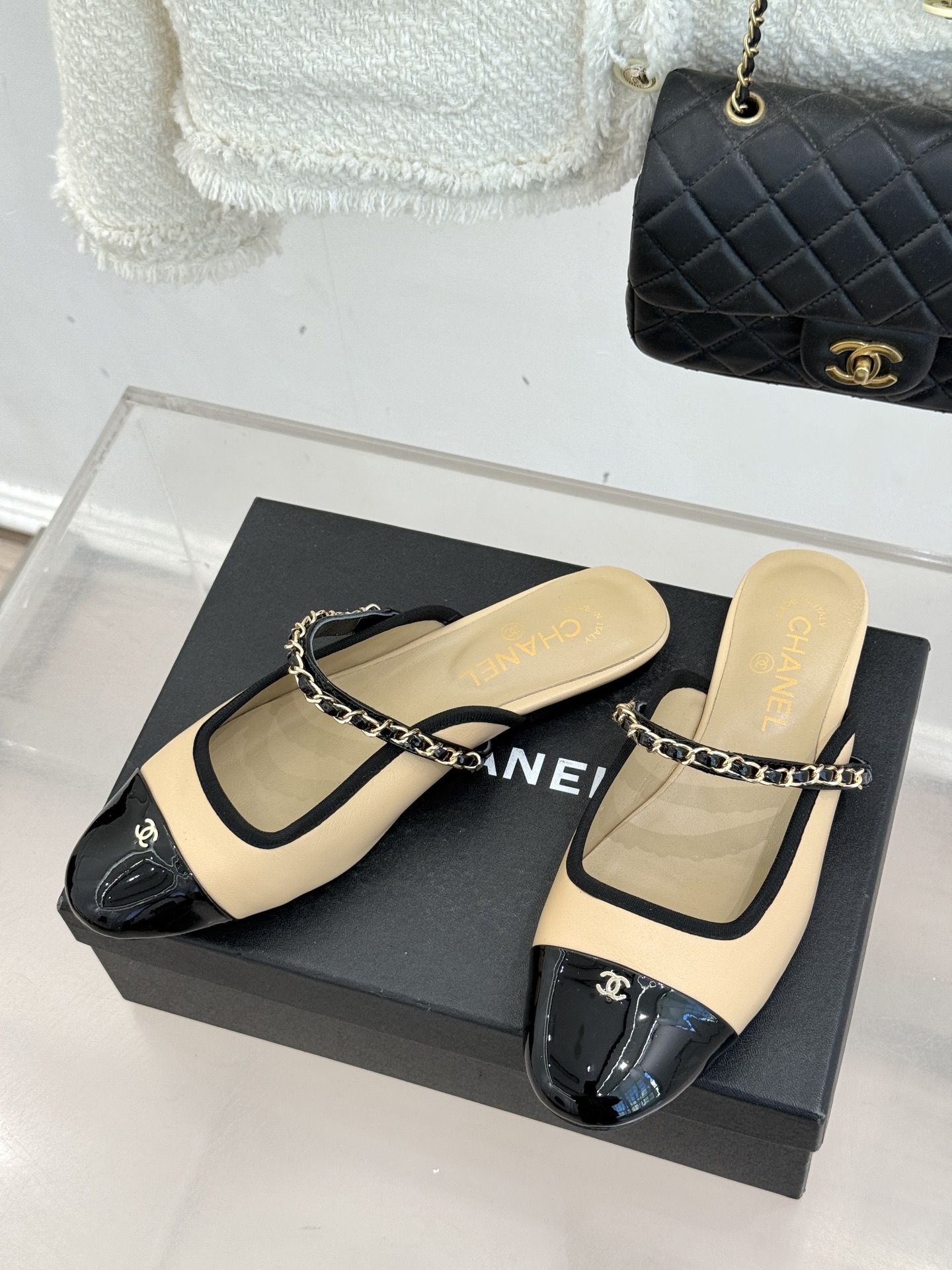 CHANE*｜小香经典双C链条平底半拖续写品牌百年复古传奇亦勾勒当代摩登轮廓。手工缝线暗藏匠心工艺双C与