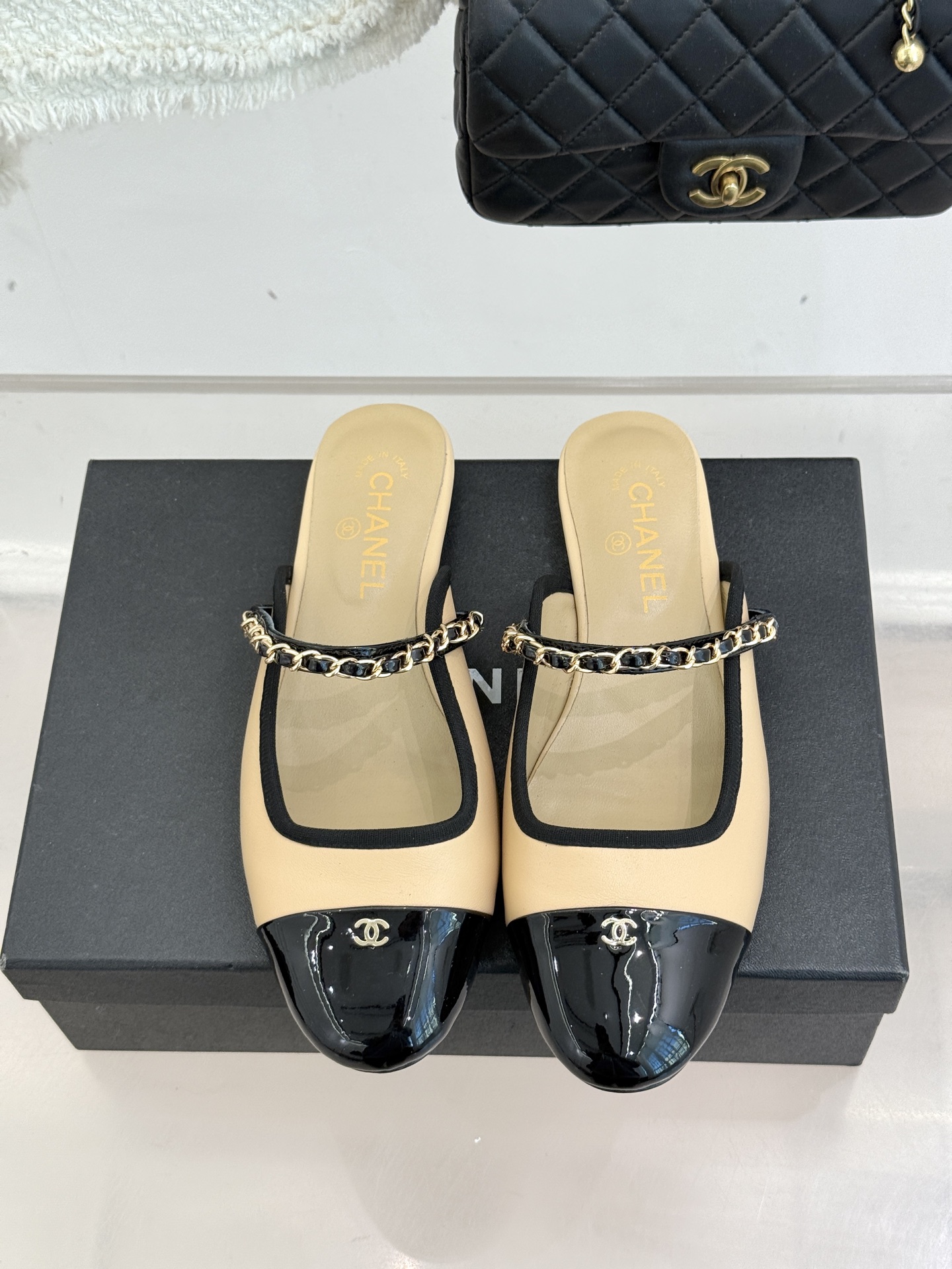 CHANE*｜小香经典双C链条平底半拖续写品牌百年复古传奇亦勾勒当代摩登轮廓。手工缝线暗藏匠心工艺双C与