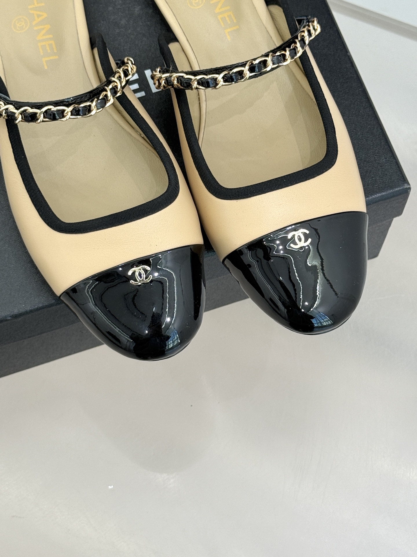 CHANE*｜小香经典双C链条平底半拖续写品牌百年复古传奇亦勾勒当代摩登轮廓。手工缝线暗藏匠心工艺双C与