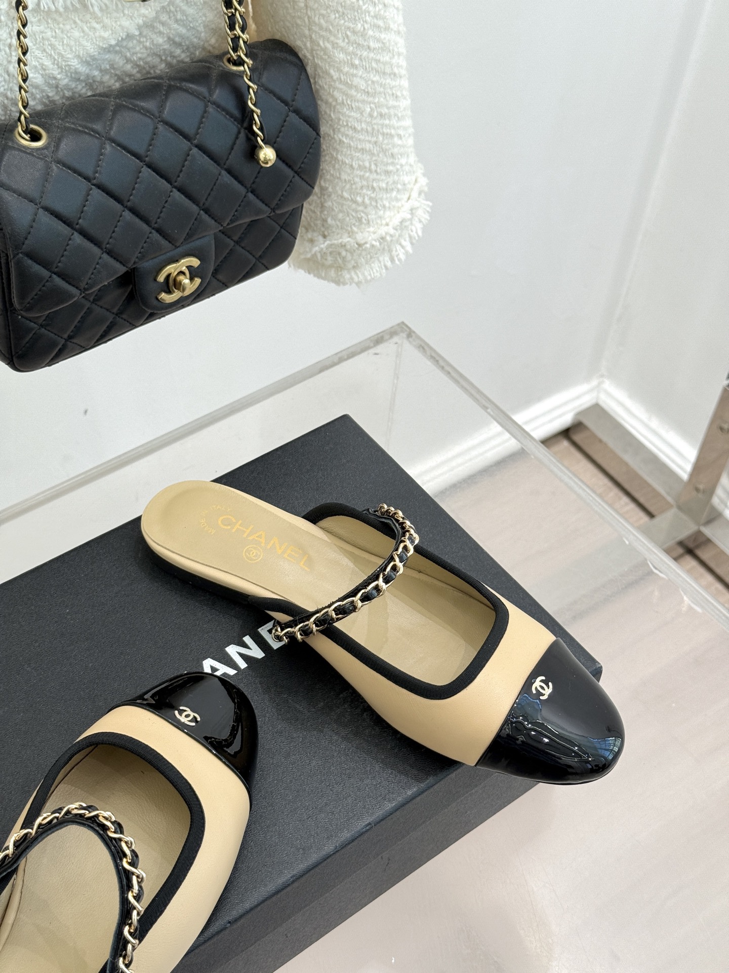 CHANE*｜小香经典双C链条平底半拖续写品牌百年复古传奇亦勾勒当代摩登轮廓。手工缝线暗藏匠心工艺双C与