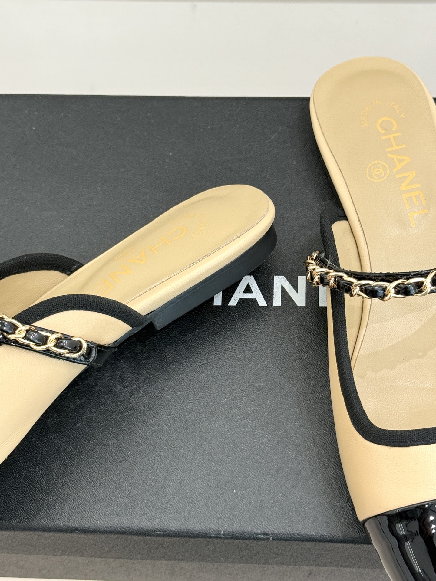 CHANE*｜小香经典双C链条平底半拖续写品牌百年复古传奇亦勾勒当代摩登轮廓。手工缝线暗藏匠心工艺双C与