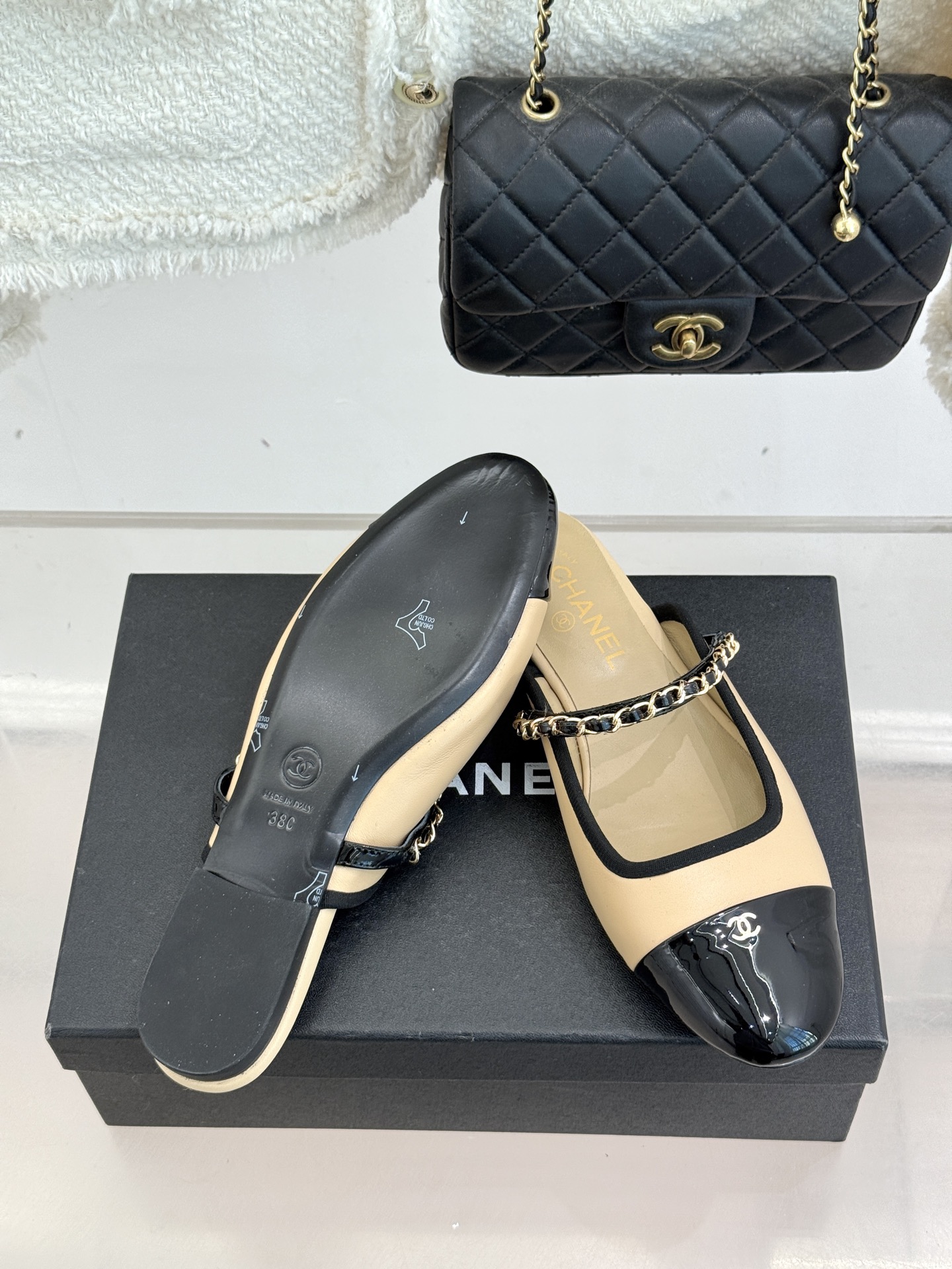 CHANE*｜小香经典双C链条平底半拖续写品牌百年复古传奇亦勾勒当代摩登轮廓。手工缝线暗藏匠心工艺双C与