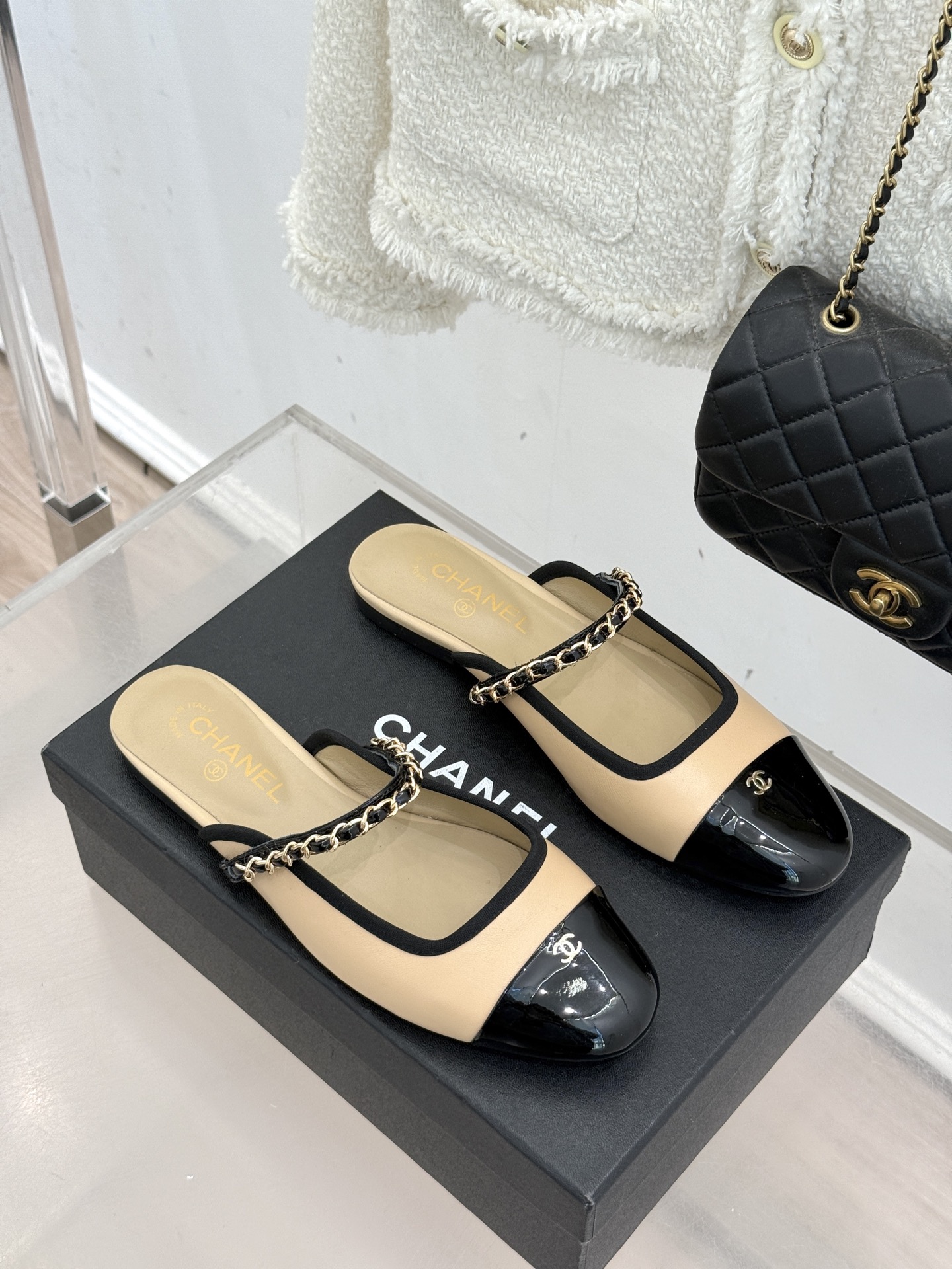 CHANE*｜小香经典双C链条平底半拖续写品牌百年复古传奇亦勾勒当代摩登轮廓。手工缝线暗藏匠心工艺双C与