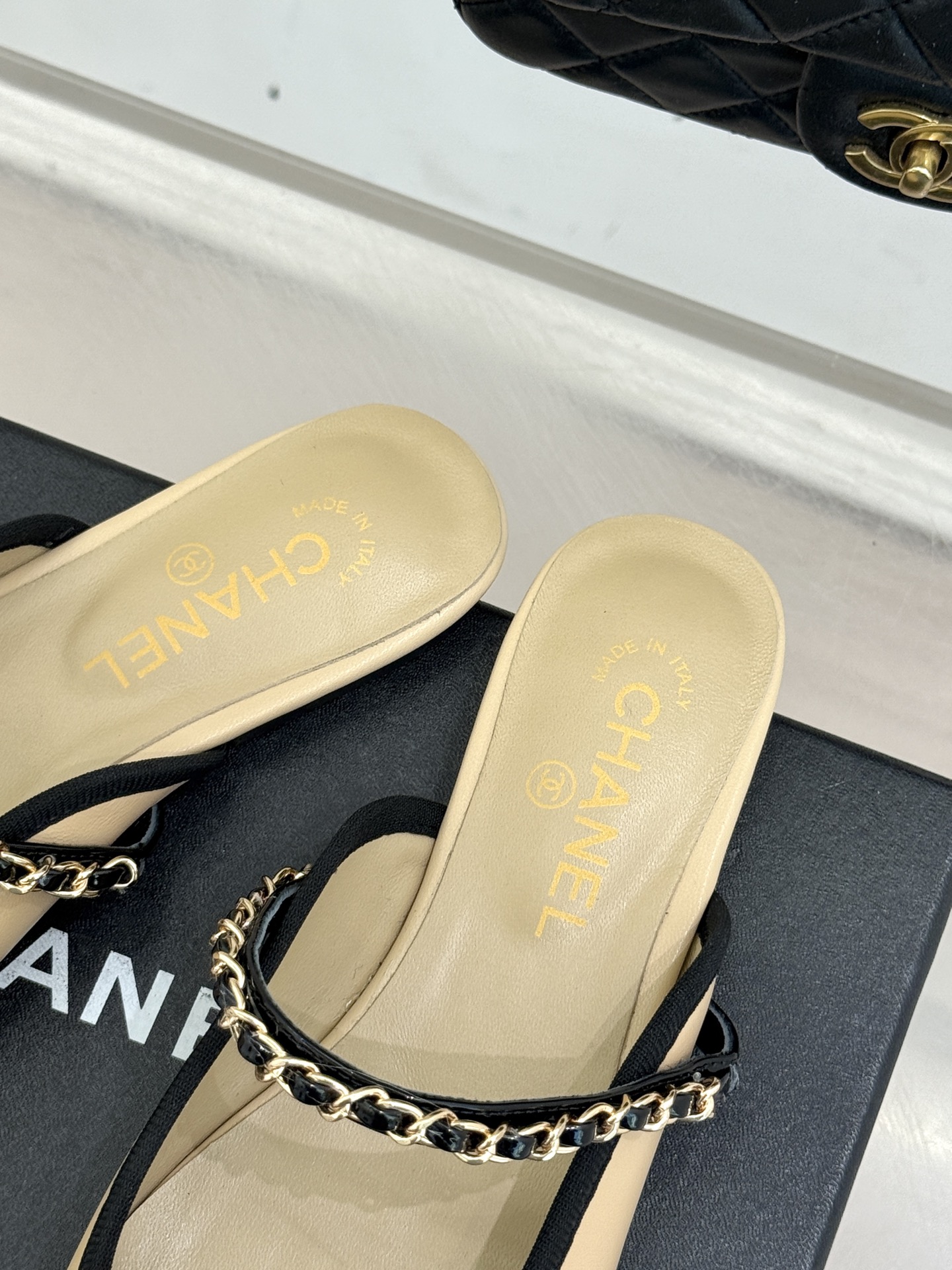 CHANE*｜小香经典双C链条平底半拖续写品牌百年复古传奇亦勾勒当代摩登轮廓。手工缝线暗藏匠心工艺双C与