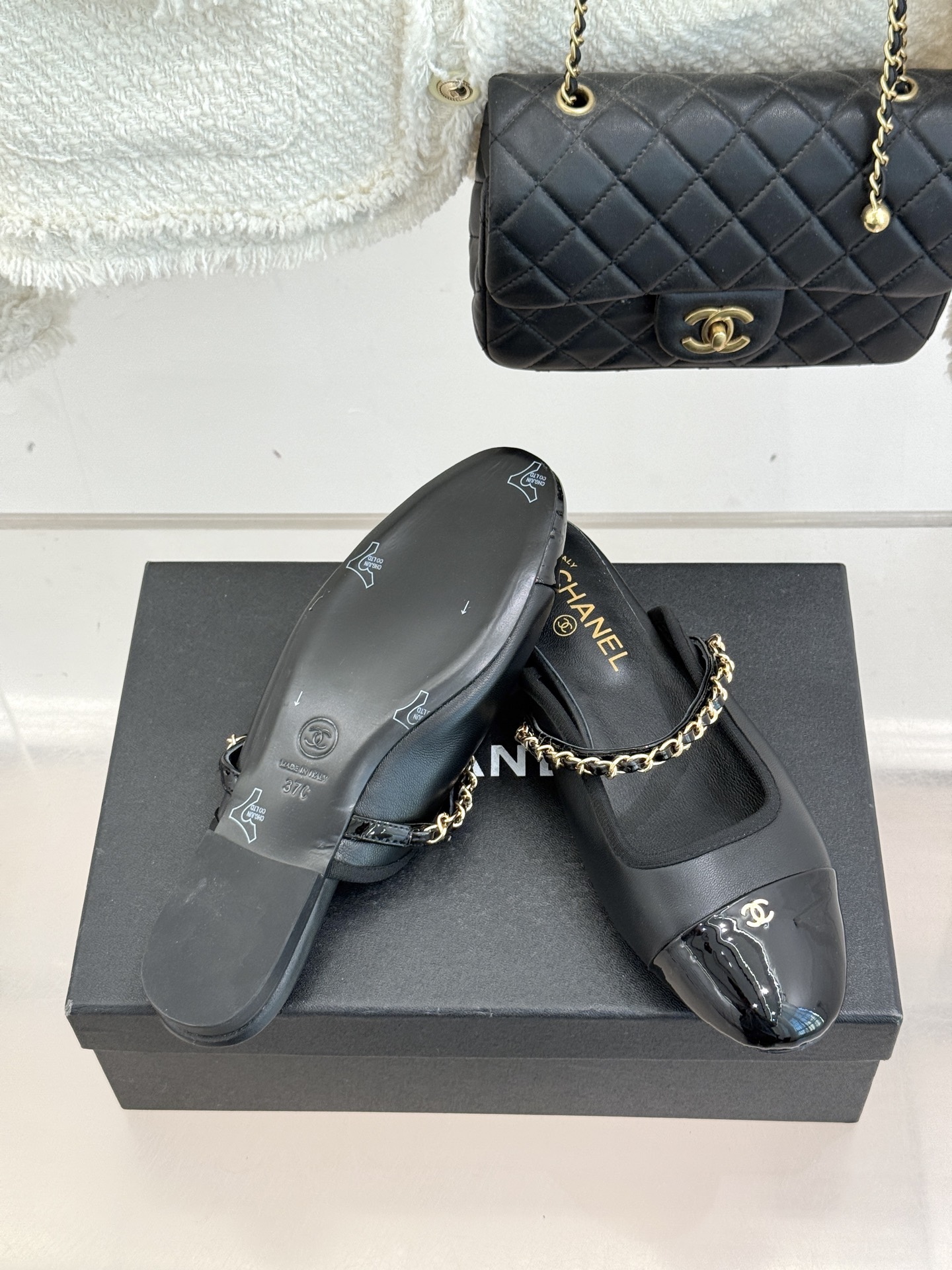 CHANE*｜小香经典双C链条平底半拖续写品牌百年复古传奇亦勾勒当代摩登轮廓。手工缝线暗藏匠心工艺双C与