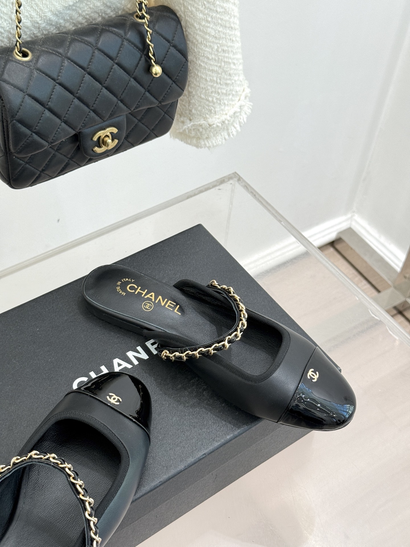 CHANE*｜小香经典双C链条平底半拖续写品牌百年复古传奇亦勾勒当代摩登轮廓。手工缝线暗藏匠心工艺双C与