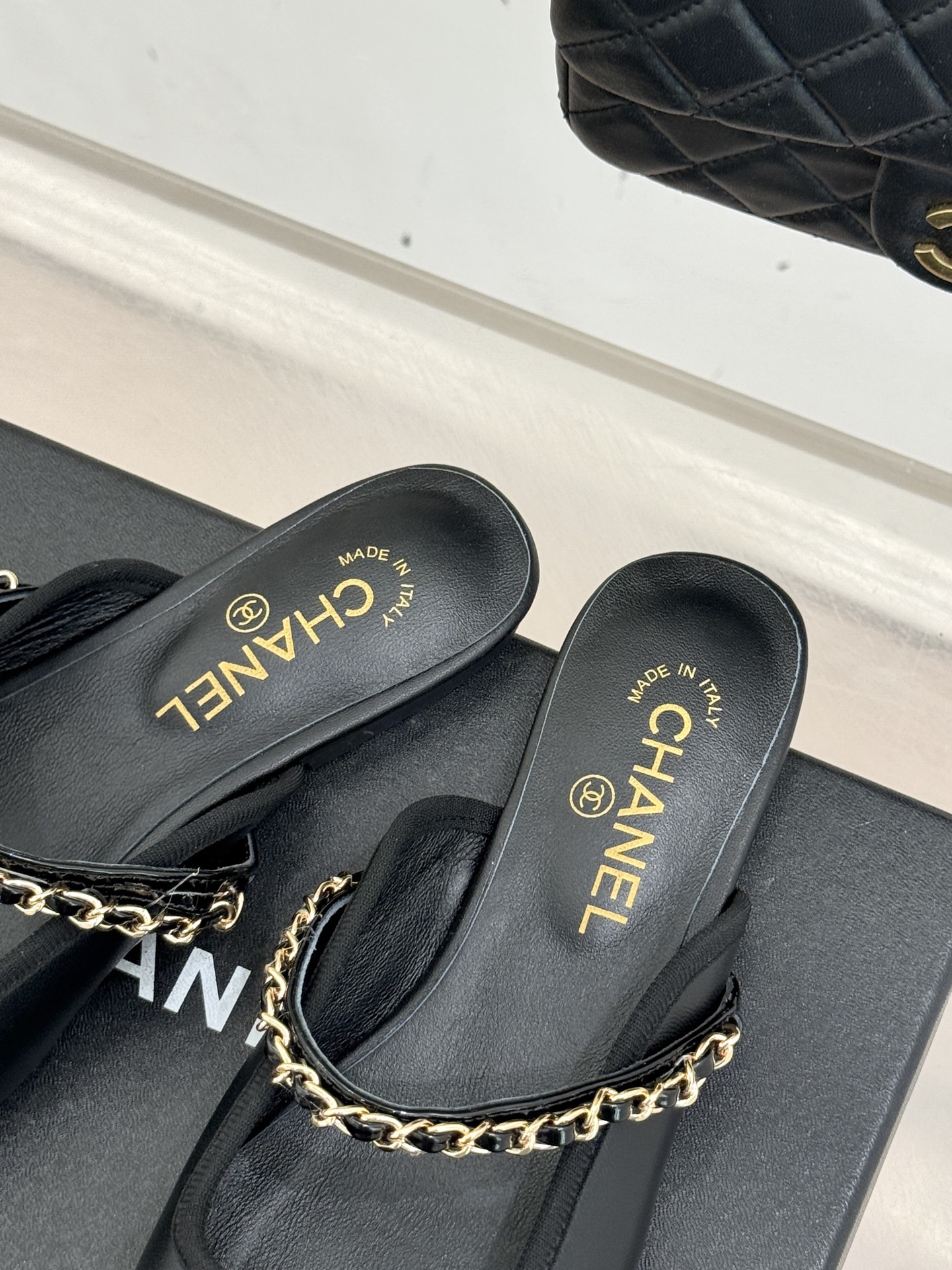 CHANE*｜小香经典双C链条平底半拖续写品牌百年复古传奇亦勾勒当代摩登轮廓。手工缝线暗藏匠心工艺双C与