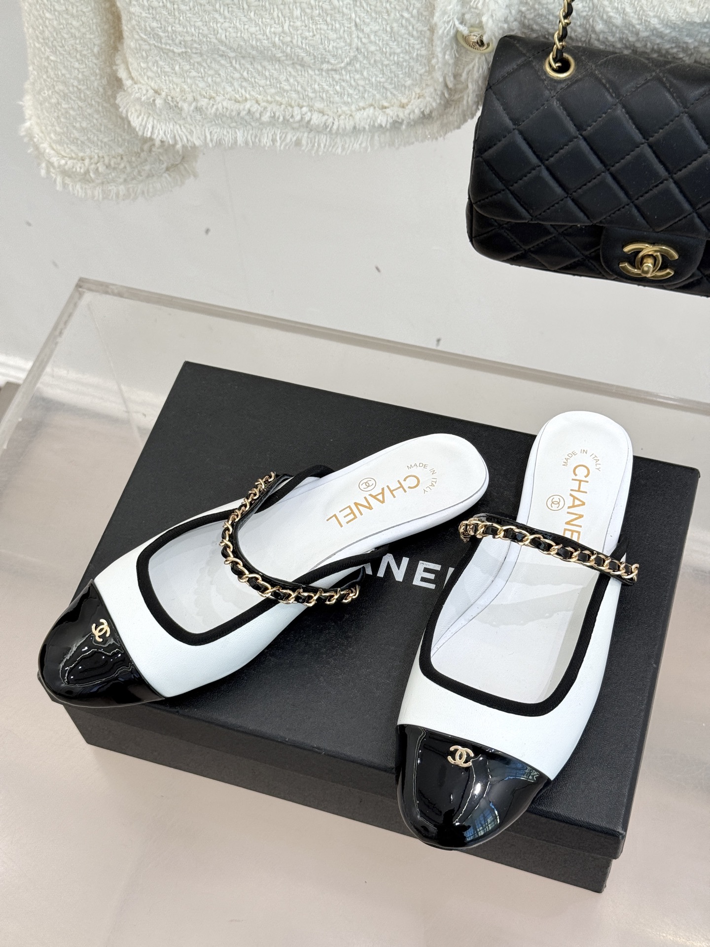 CHANE*｜小香经典双C链条平底半拖续写品牌百年复古传奇亦勾勒当代摩登轮廓。手工缝线暗藏匠心工艺双C与