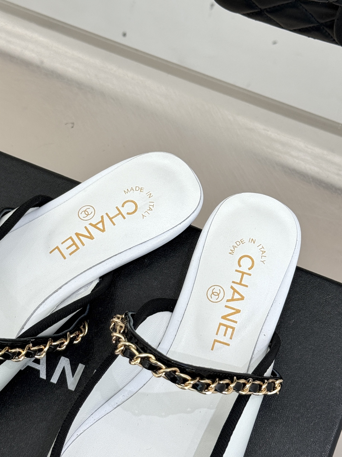 CHANE*｜小香经典双C链条平底半拖续写品牌百年复古传奇亦勾勒当代摩登轮廓。手工缝线暗藏匠心工艺双C与