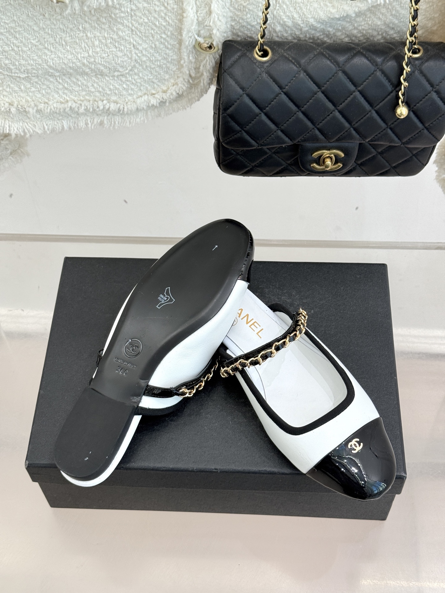 CHANE*｜小香经典双C链条平底半拖续写品牌百年复古传奇亦勾勒当代摩登轮廓。手工缝线暗藏匠心工艺双C与