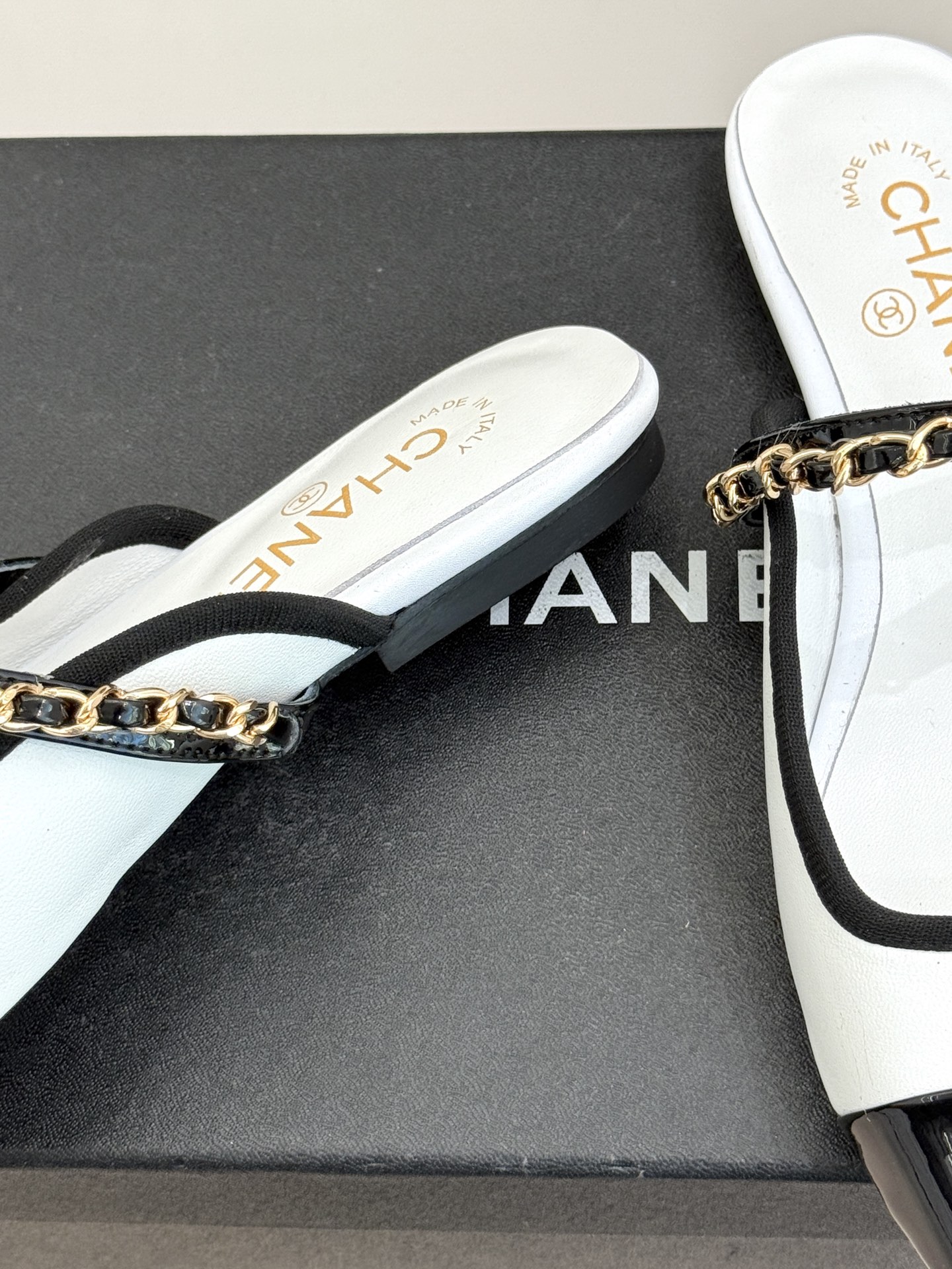 CHANE*｜小香经典双C链条平底半拖续写品牌百年复古传奇亦勾勒当代摩登轮廓。手工缝线暗藏匠心工艺双C与