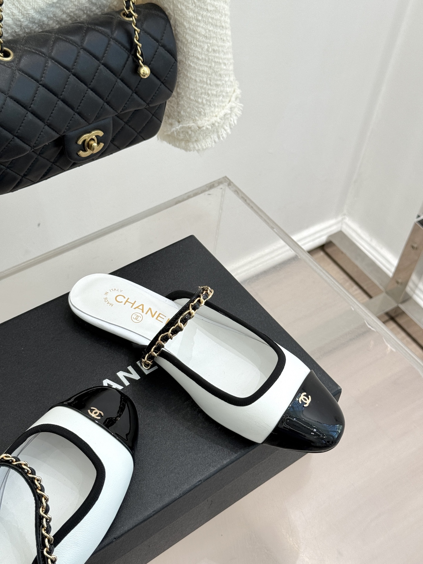 CHANE*｜小香经典双C链条平底半拖续写品牌百年复古传奇亦勾勒当代摩登轮廓。手工缝线暗藏匠心工艺双C与