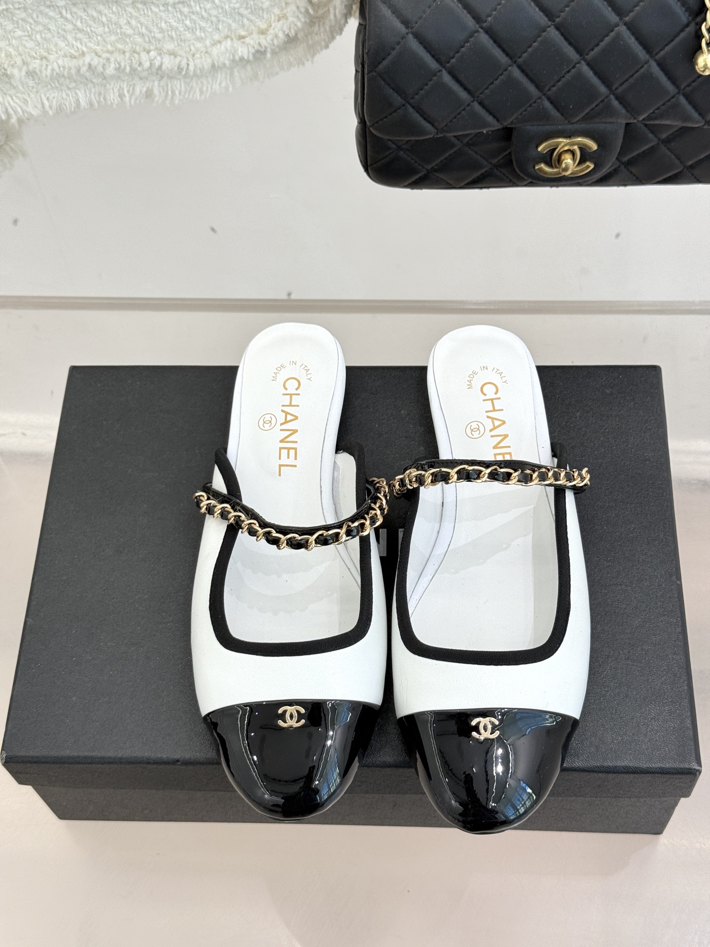 CHANE*｜小香经典双C链条平底半拖续写品牌百年复古传奇亦勾勒当代摩登轮廓。手工缝线暗藏匠心工艺双C与