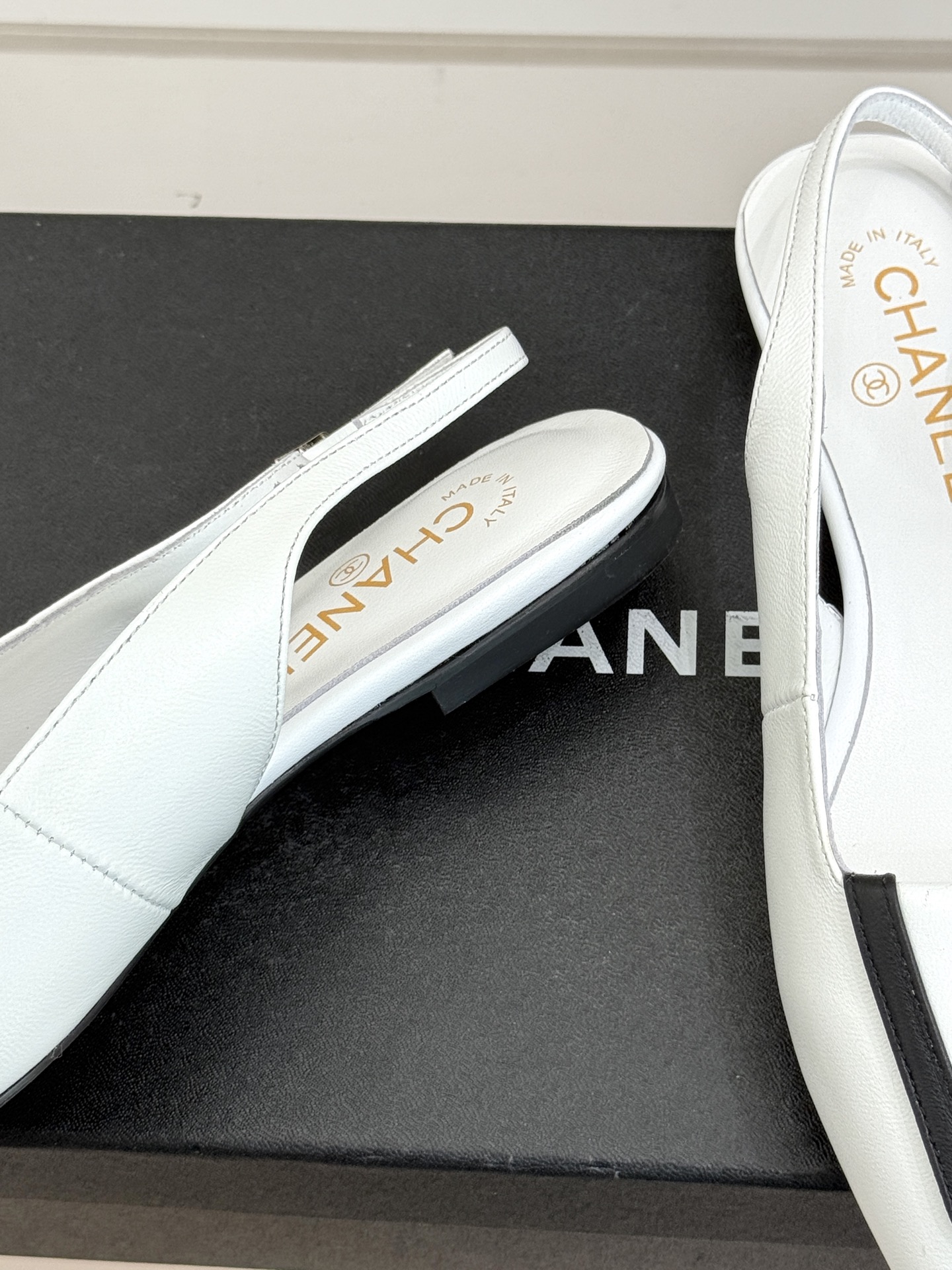 CHANE*｜小香25K新品方头翻盖平底凉鞋将复古方头复刻为现代优雅符号。利落方头剪裁包容双脚修饰脚踝线