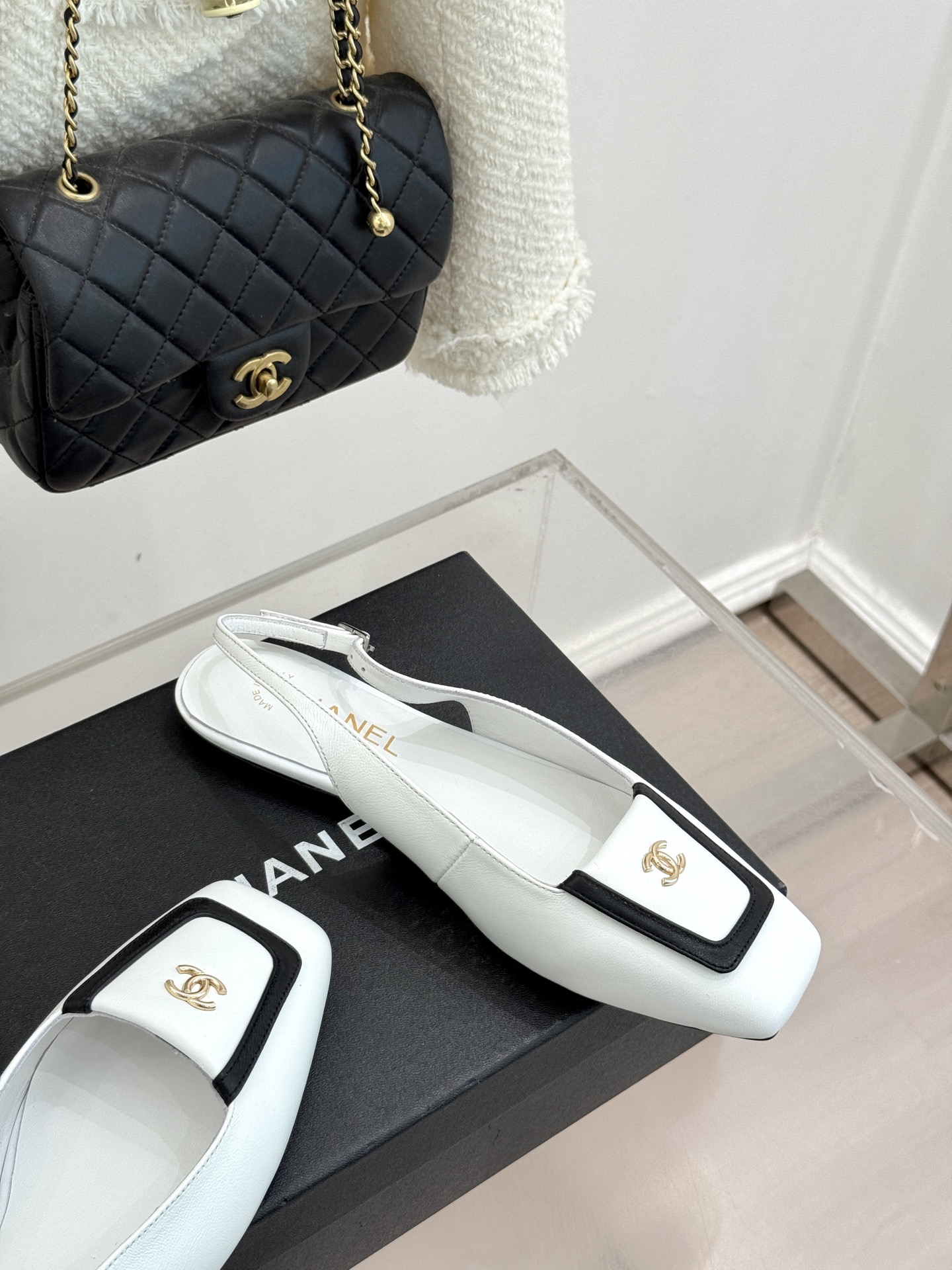 CHANE*｜小香25K新品方头翻盖平底凉鞋将复古方头复刻为现代优雅符号。利落方头剪裁包容双脚修饰脚踝线