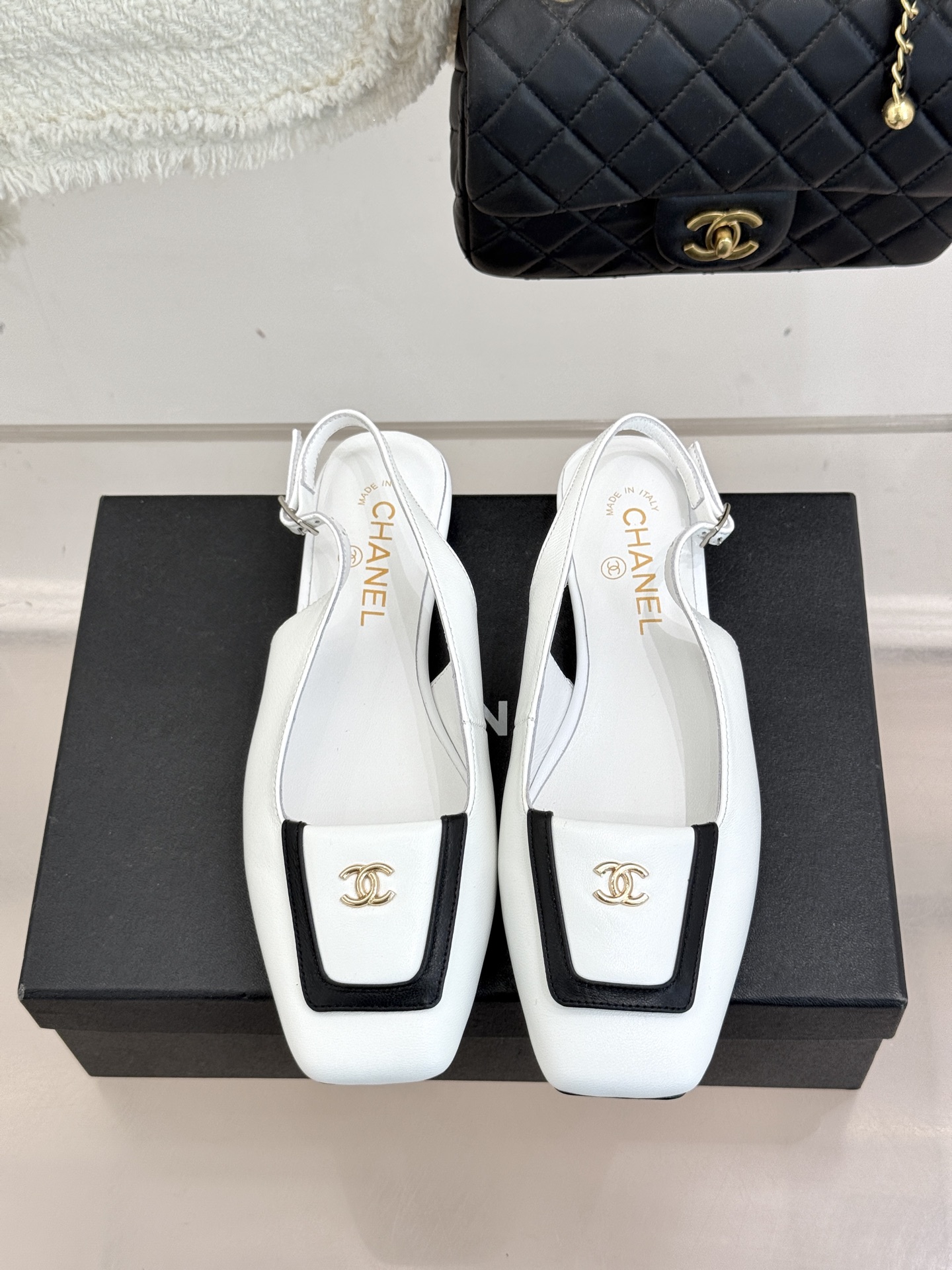 CHANE*｜小香25K新品方头翻盖平底凉鞋将复古方头复刻为现代优雅符号。利落方头剪裁包容双脚修饰脚踝线