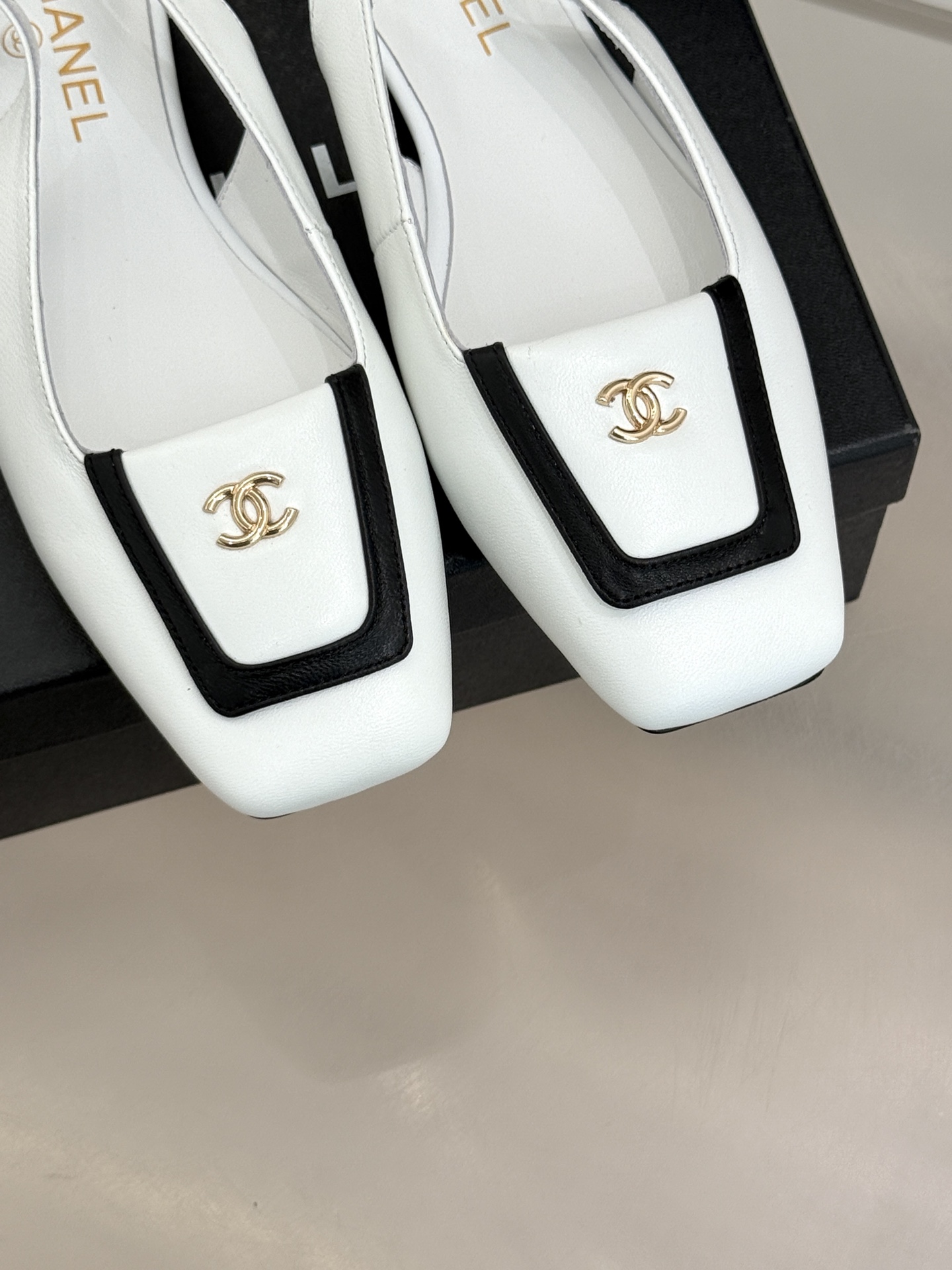 CHANE*｜小香25K新品方头翻盖平底凉鞋将复古方头复刻为现代优雅符号。利落方头剪裁包容双脚修饰脚踝线