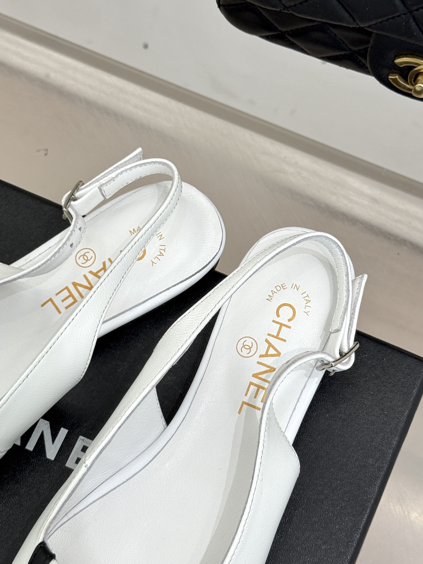 CHANE*｜小香25K新品方头翻盖平底凉鞋将复古方头复刻为现代优雅符号。利落方头剪裁包容双脚修饰脚踝线