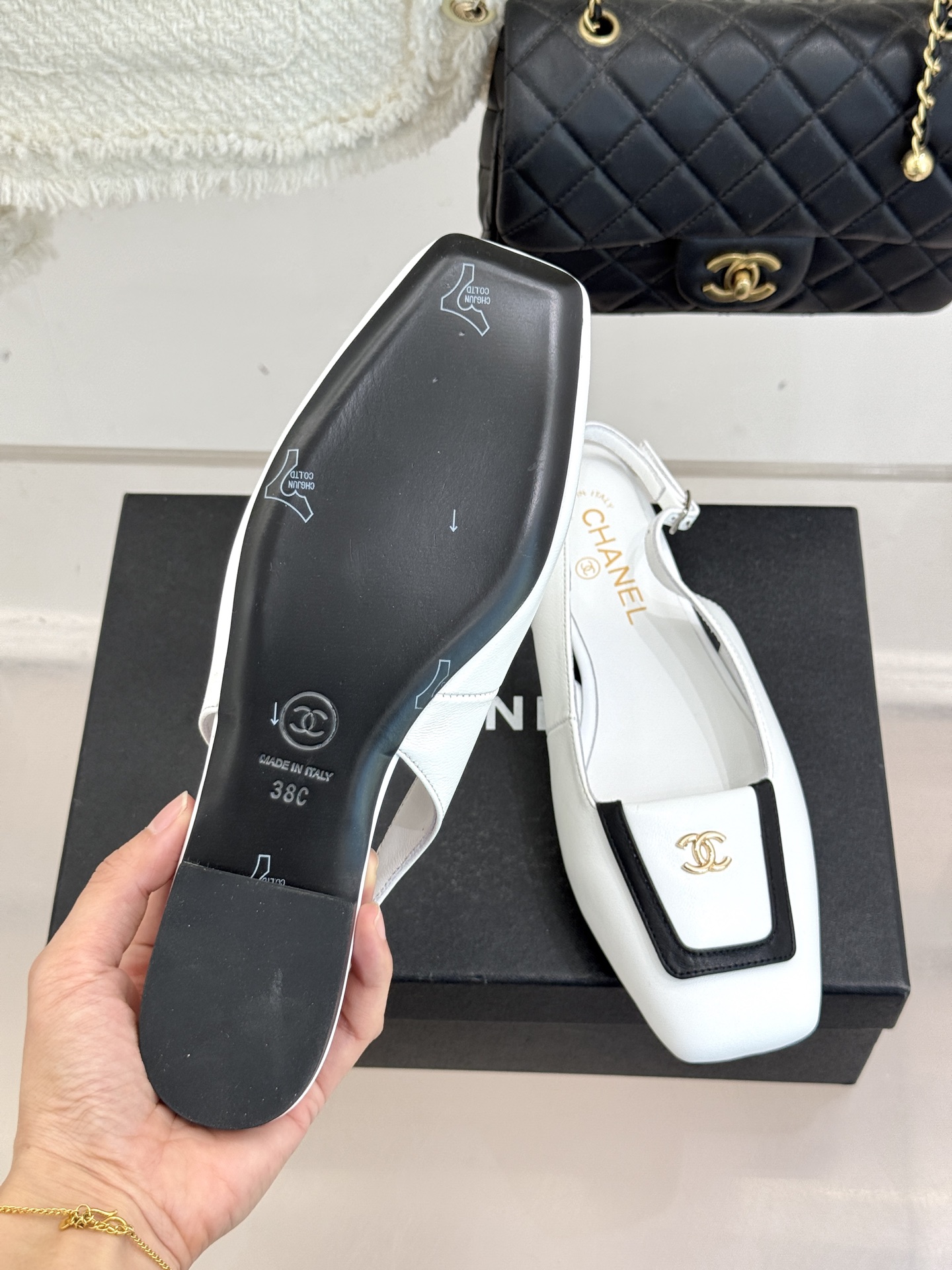 CHANE*｜小香25K新品方头翻盖平底凉鞋将复古方头复刻为现代优雅符号。利落方头剪裁包容双脚修饰脚踝线