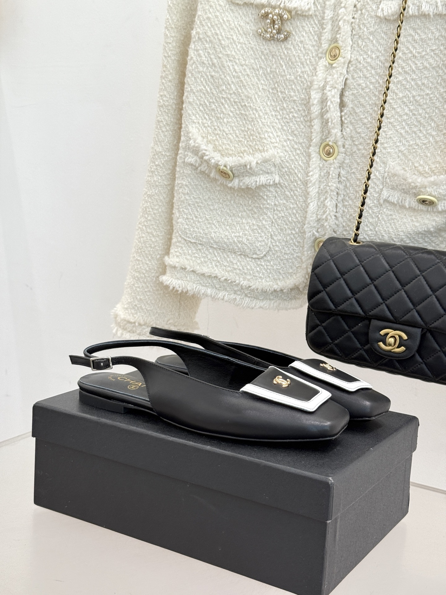 CHANE*｜小香25K新品方头翻盖平底凉鞋将复古方头复刻为现代优雅符号。利落方头剪裁包容双脚修饰脚踝线