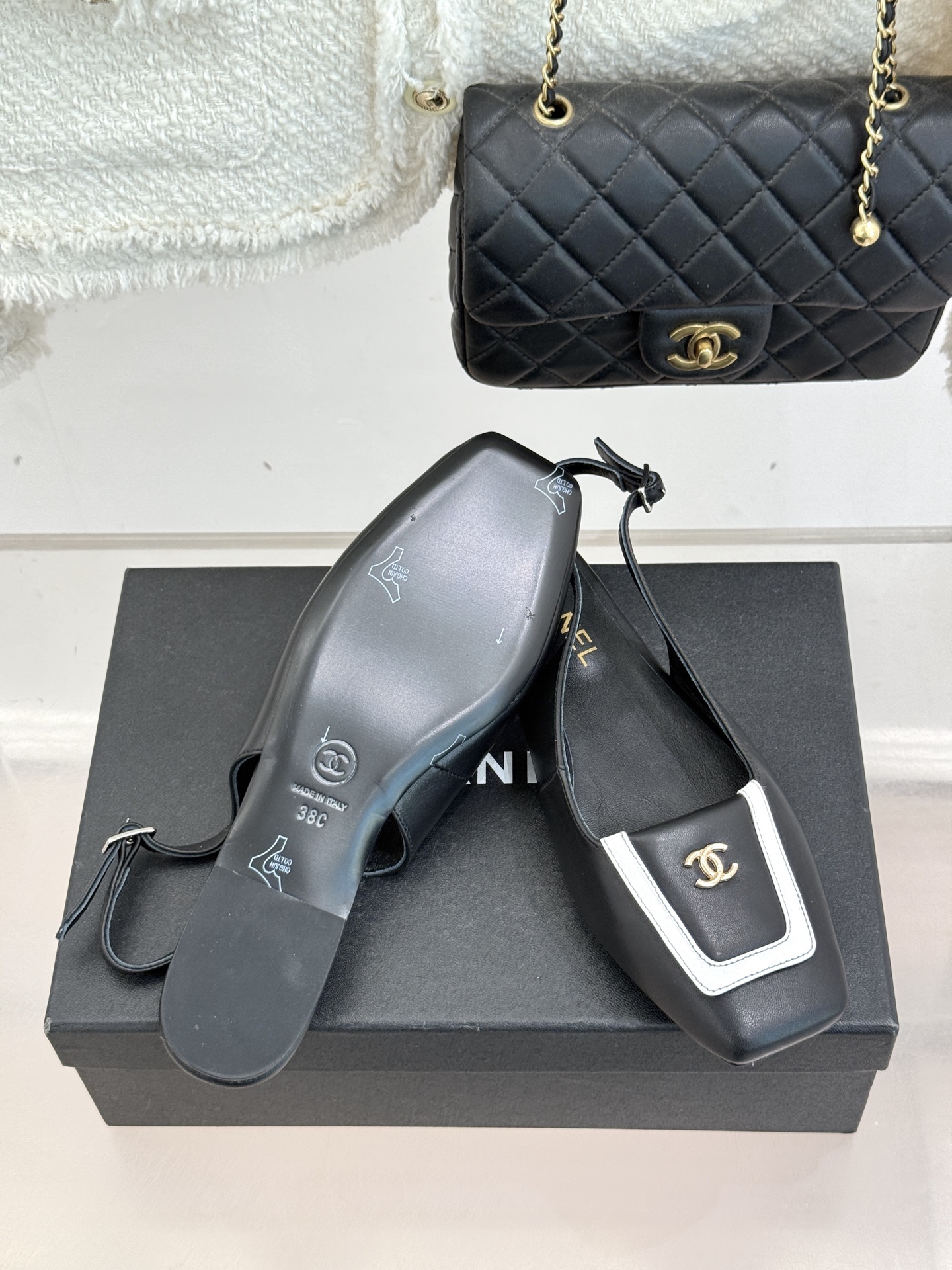 CHANE*｜小香25K新品方头翻盖平底凉鞋将复古方头复刻为现代优雅符号。利落方头剪裁包容双脚修饰脚踝线