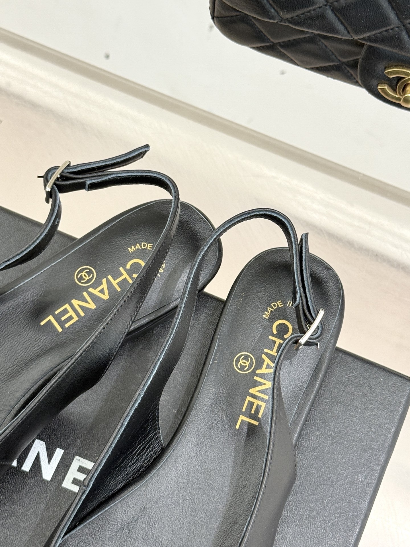 CHANE*｜小香25K新品方头翻盖平底凉鞋将复古方头复刻为现代优雅符号。利落方头剪裁包容双脚修饰脚踝线