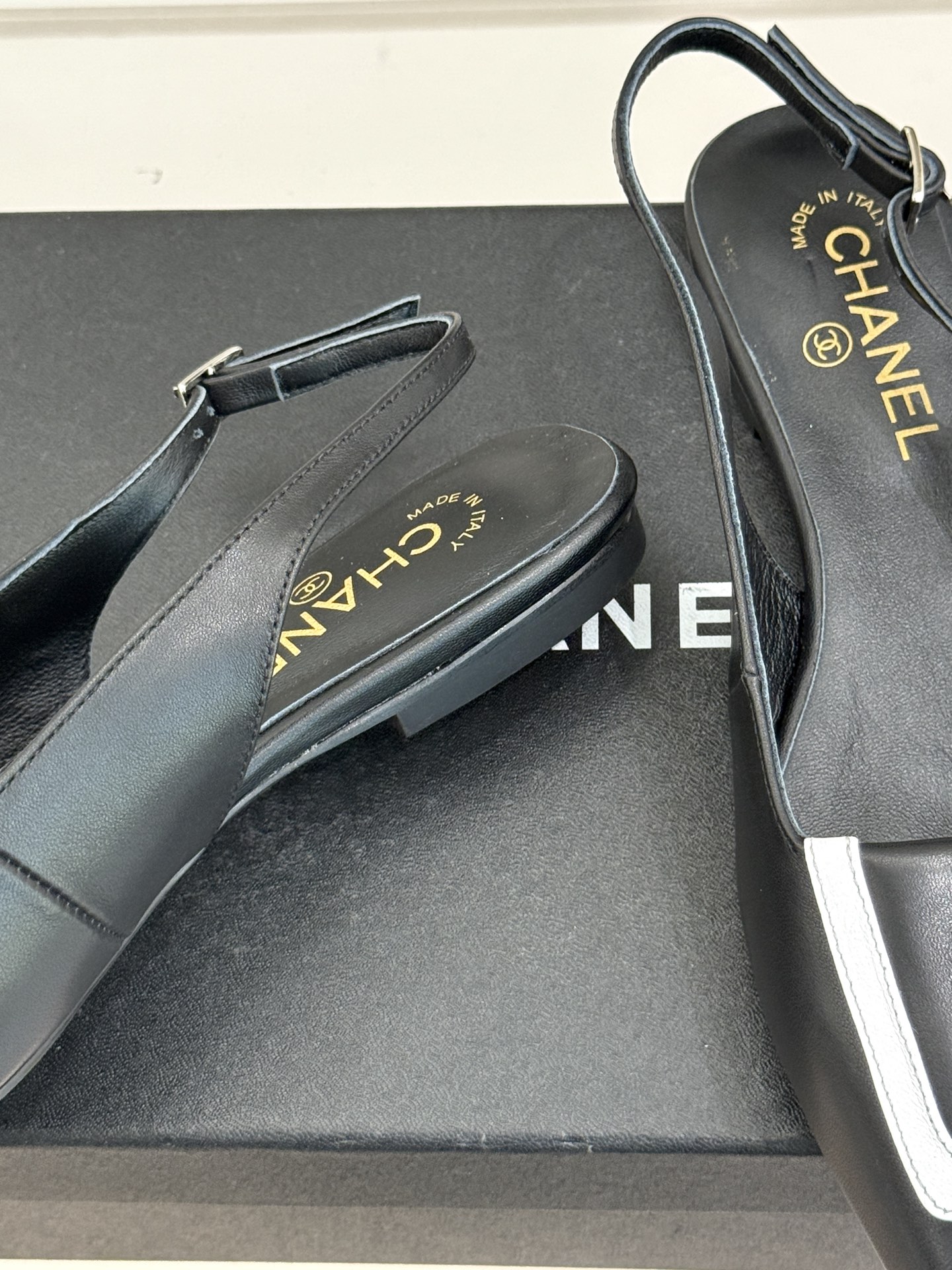 CHANE*｜小香25K新品方头翻盖平底凉鞋将复古方头复刻为现代优雅符号。利落方头剪裁包容双脚修饰脚踝线