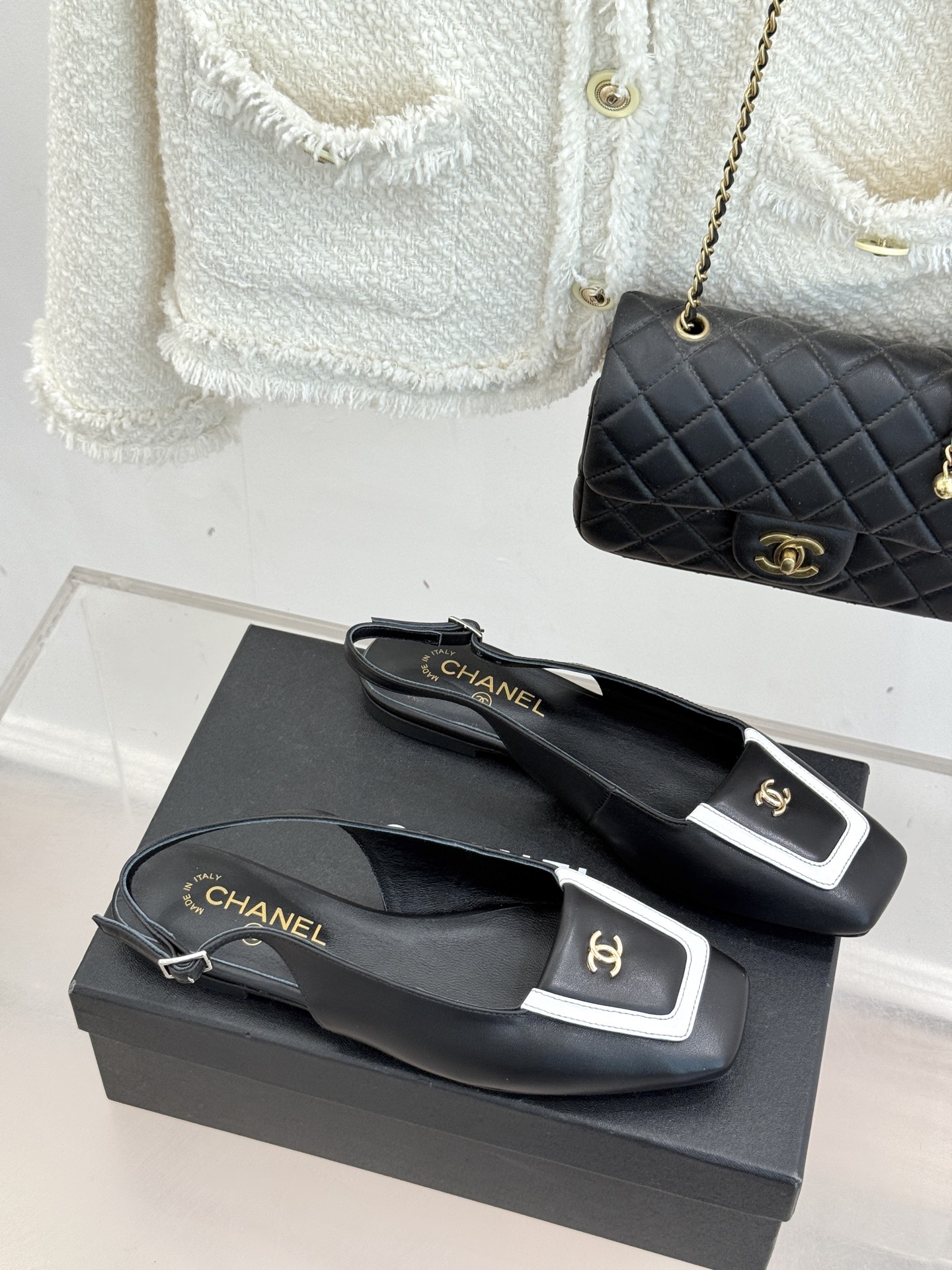 CHANE*｜小香25K新品方头翻盖平底凉鞋将复古方头复刻为现代优雅符号。利落方头剪裁包容双脚修饰脚踝线