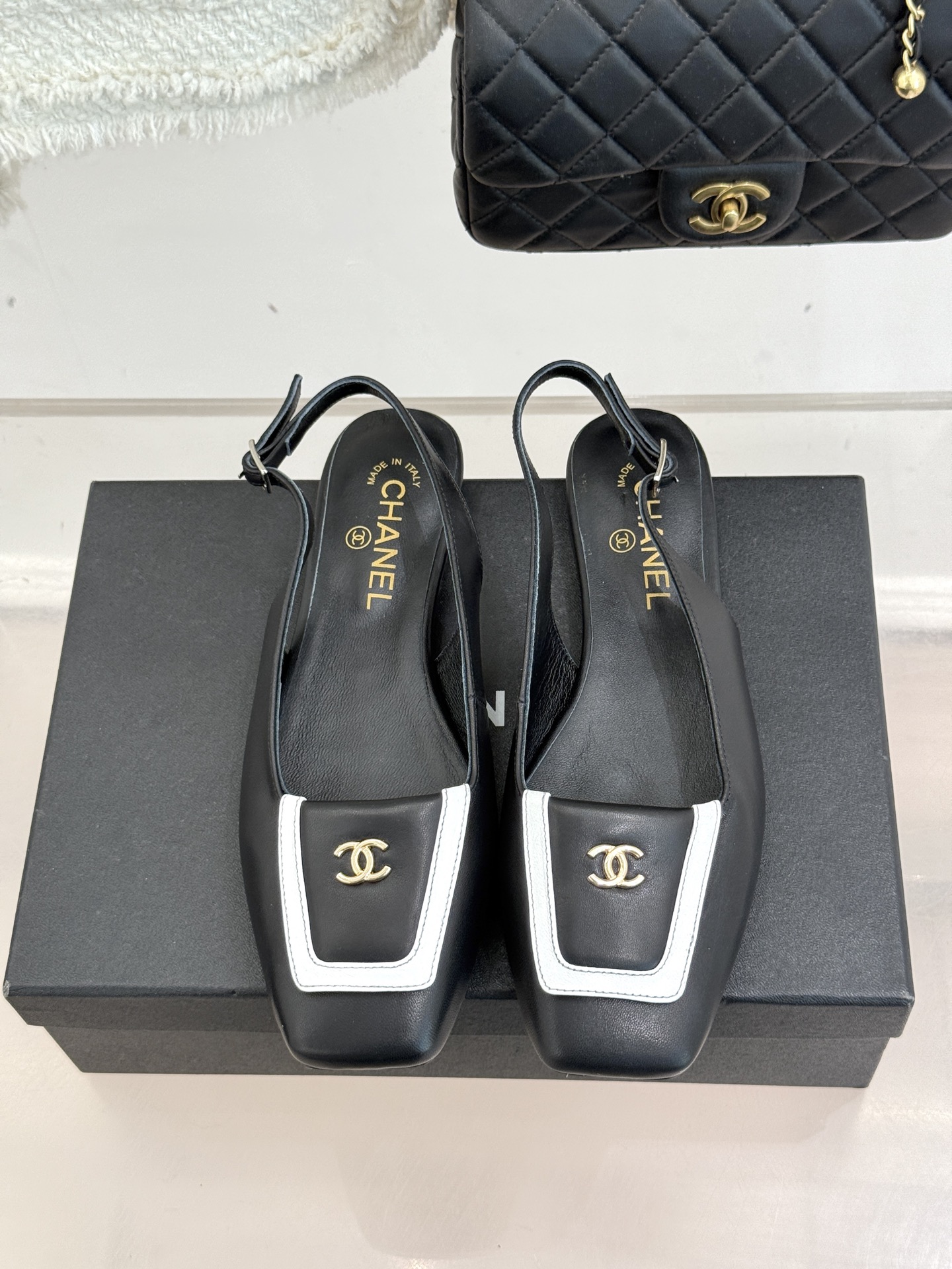 CHANE*｜小香25K新品方头翻盖平底凉鞋将复古方头复刻为现代优雅符号。利落方头剪裁包容双脚修饰脚踝线