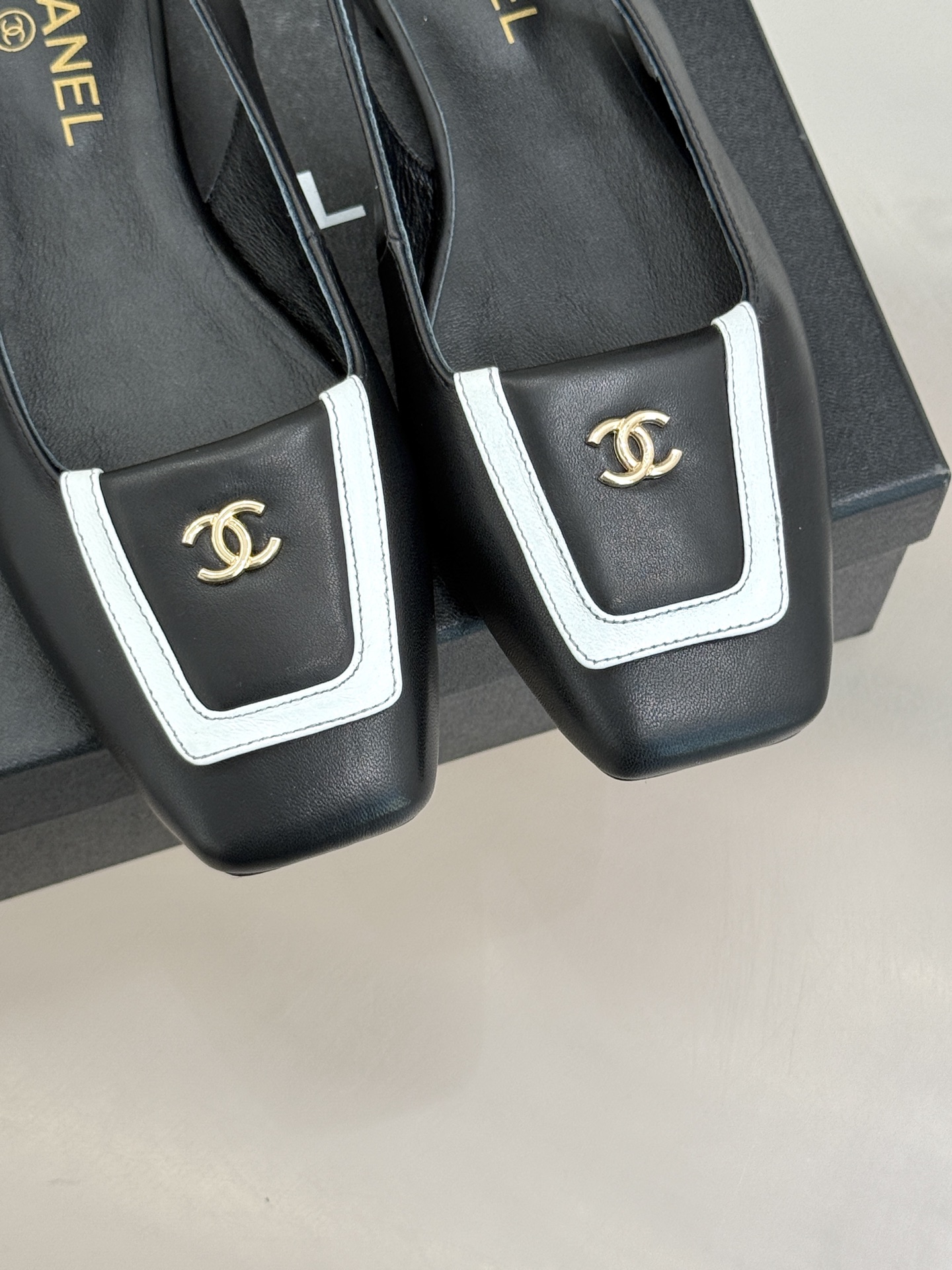 CHANE*｜小香25K新品方头翻盖平底凉鞋将复古方头复刻为现代优雅符号。利落方头剪裁包容双脚修饰脚踝线