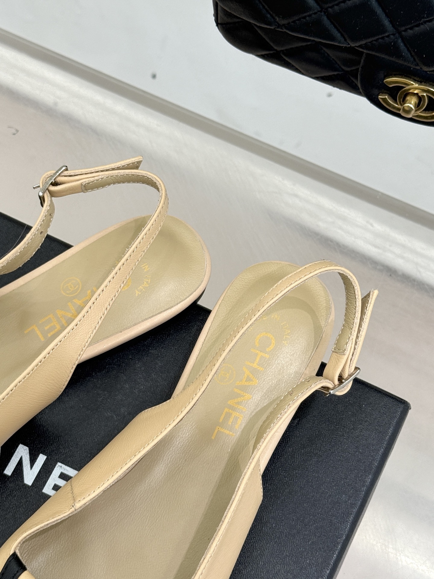 CHANE*｜小香25K新品方头翻盖平底凉鞋将复古方头复刻为现代优雅符号。利落方头剪裁包容双脚修饰脚踝线