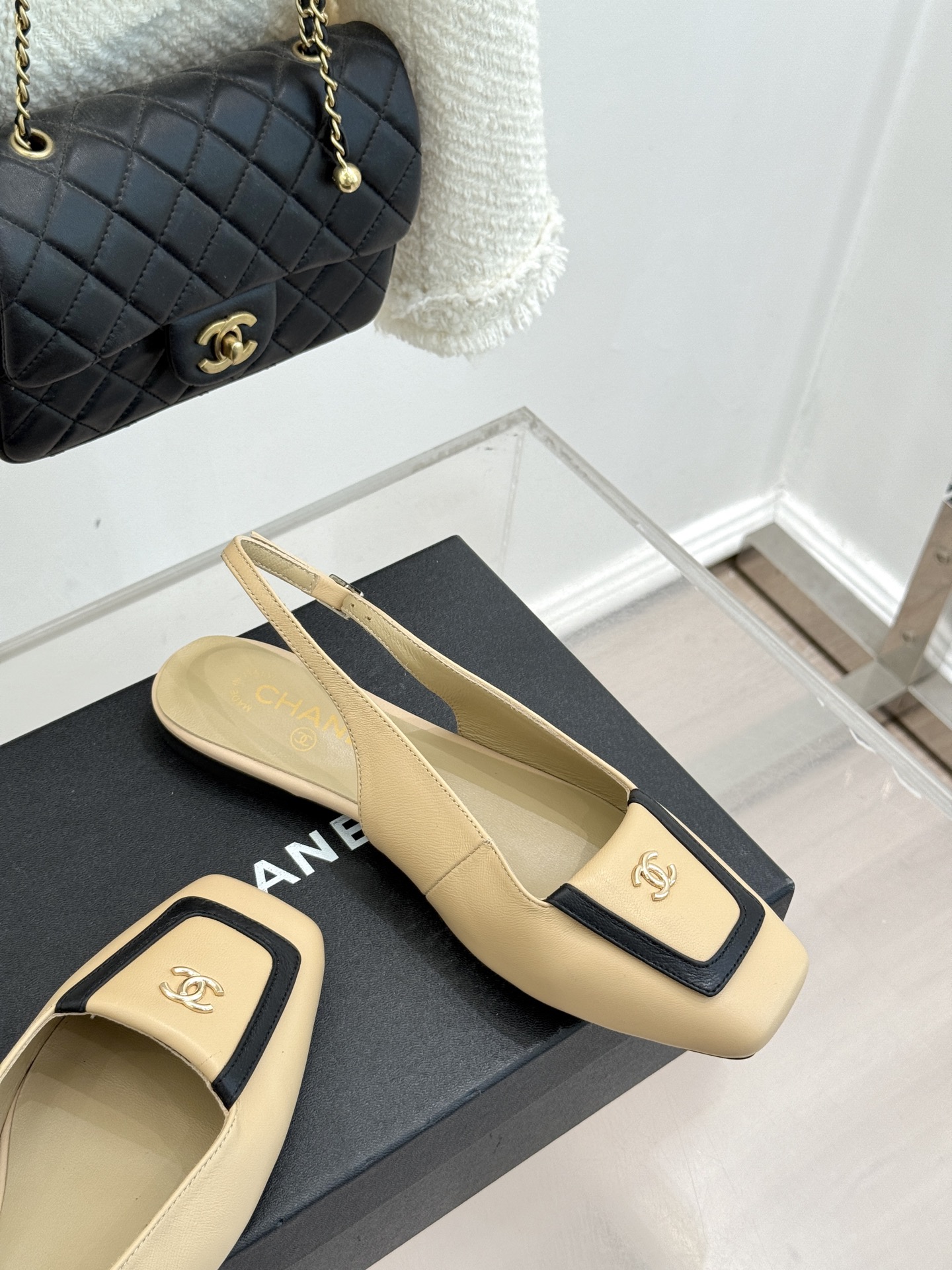 CHANE*｜小香25K新品方头翻盖平底凉鞋将复古方头复刻为现代优雅符号。利落方头剪裁包容双脚修饰脚踝线