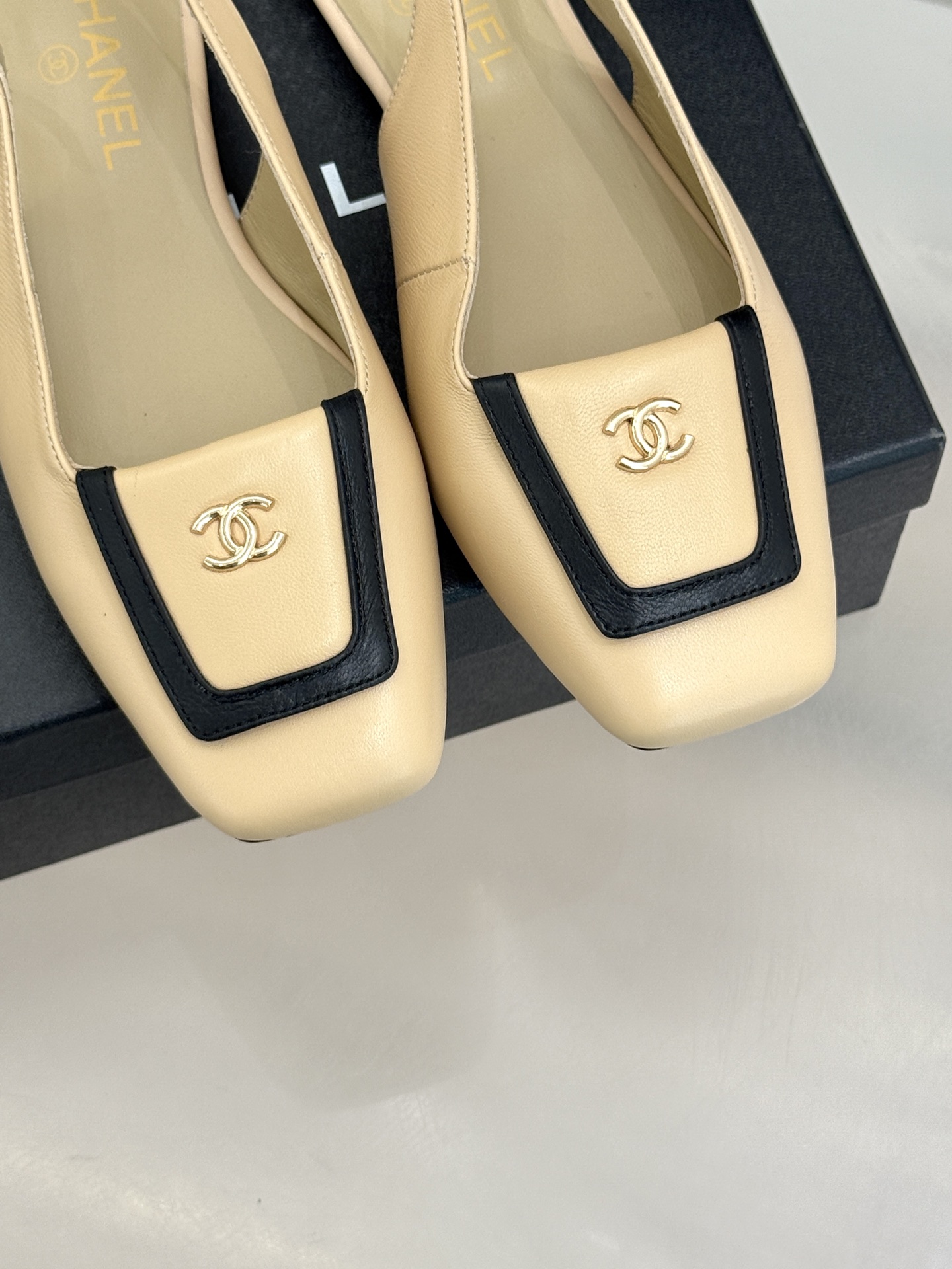 CHANE*｜小香25K新品方头翻盖平底凉鞋将复古方头复刻为现代优雅符号。利落方头剪裁包容双脚修饰脚踝线