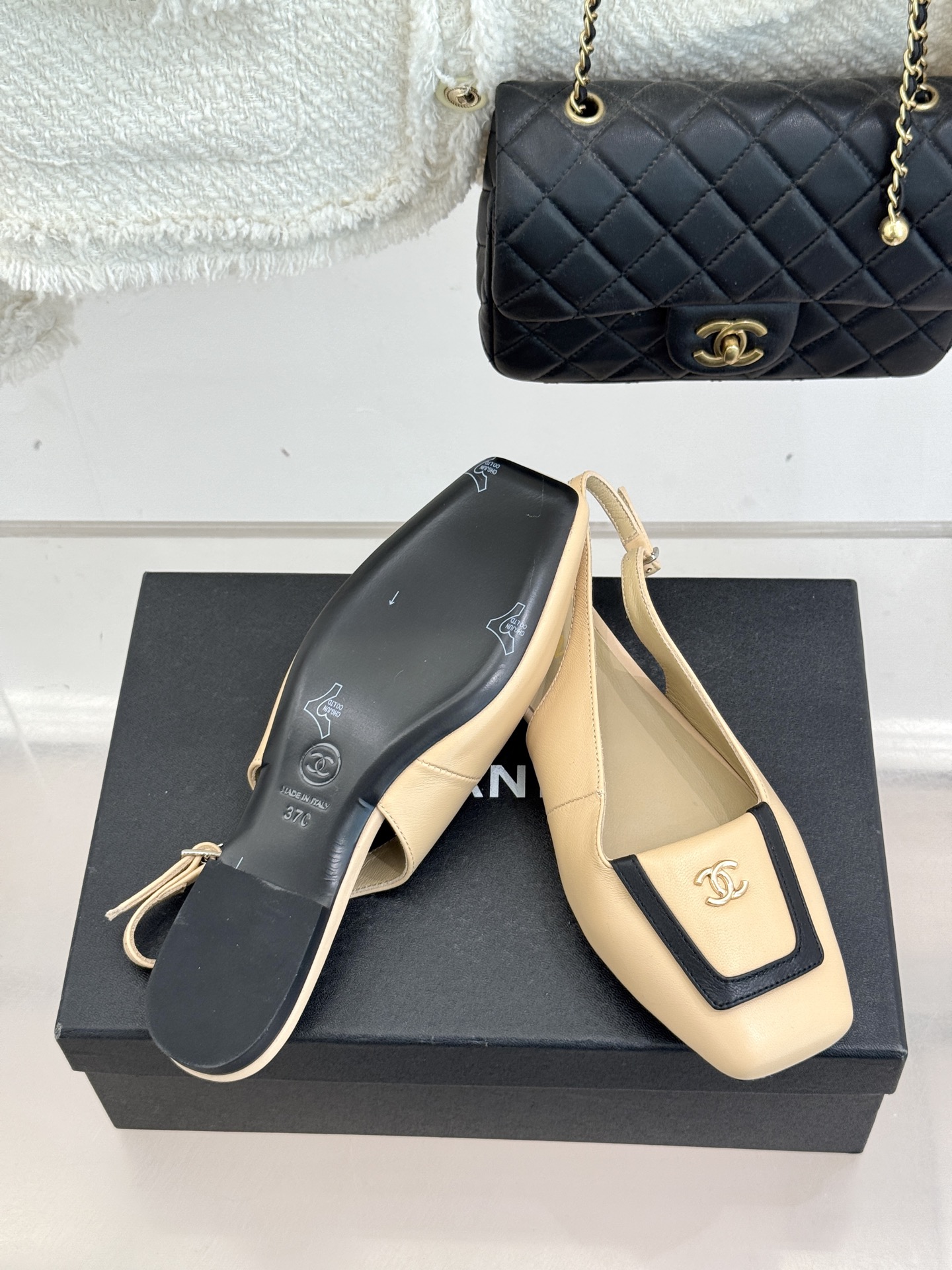 CHANE*｜小香25K新品方头翻盖平底凉鞋将复古方头复刻为现代优雅符号。利落方头剪裁包容双脚修饰脚踝线