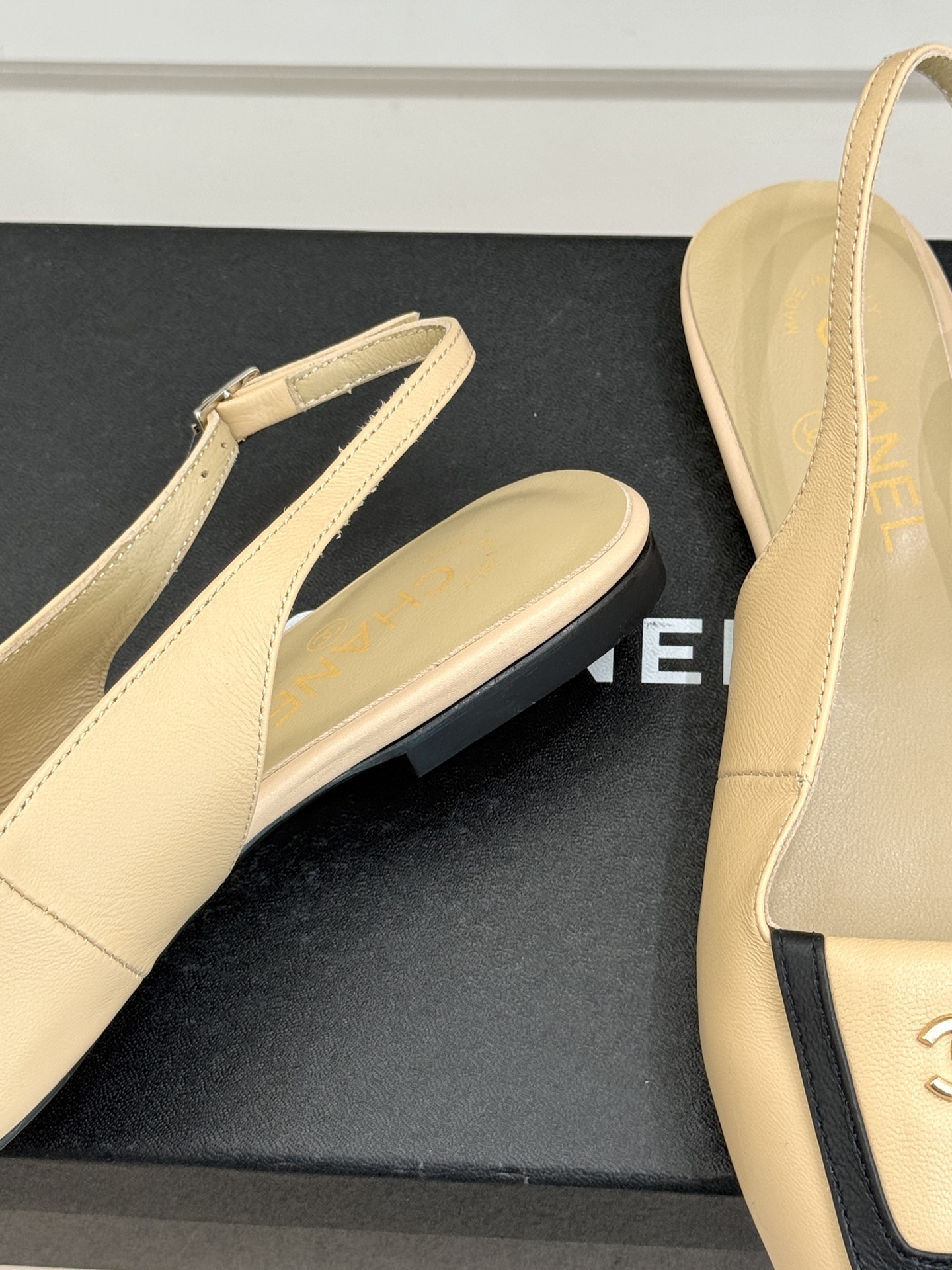 CHANE*｜小香25K新品方头翻盖平底凉鞋将复古方头复刻为现代优雅符号。利落方头剪裁包容双脚修饰脚踝线