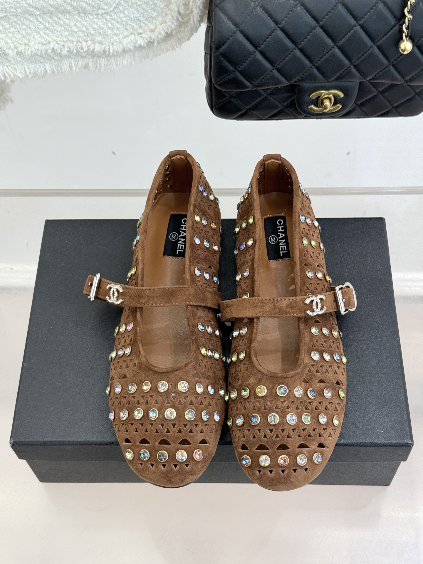 CHANE*｜小香经典水钻双C镂空玛平底丽珍鞋当小香的匠心邂逅玛丽珍鞋的经典轮廓便诞生了这双兼具优雅与个