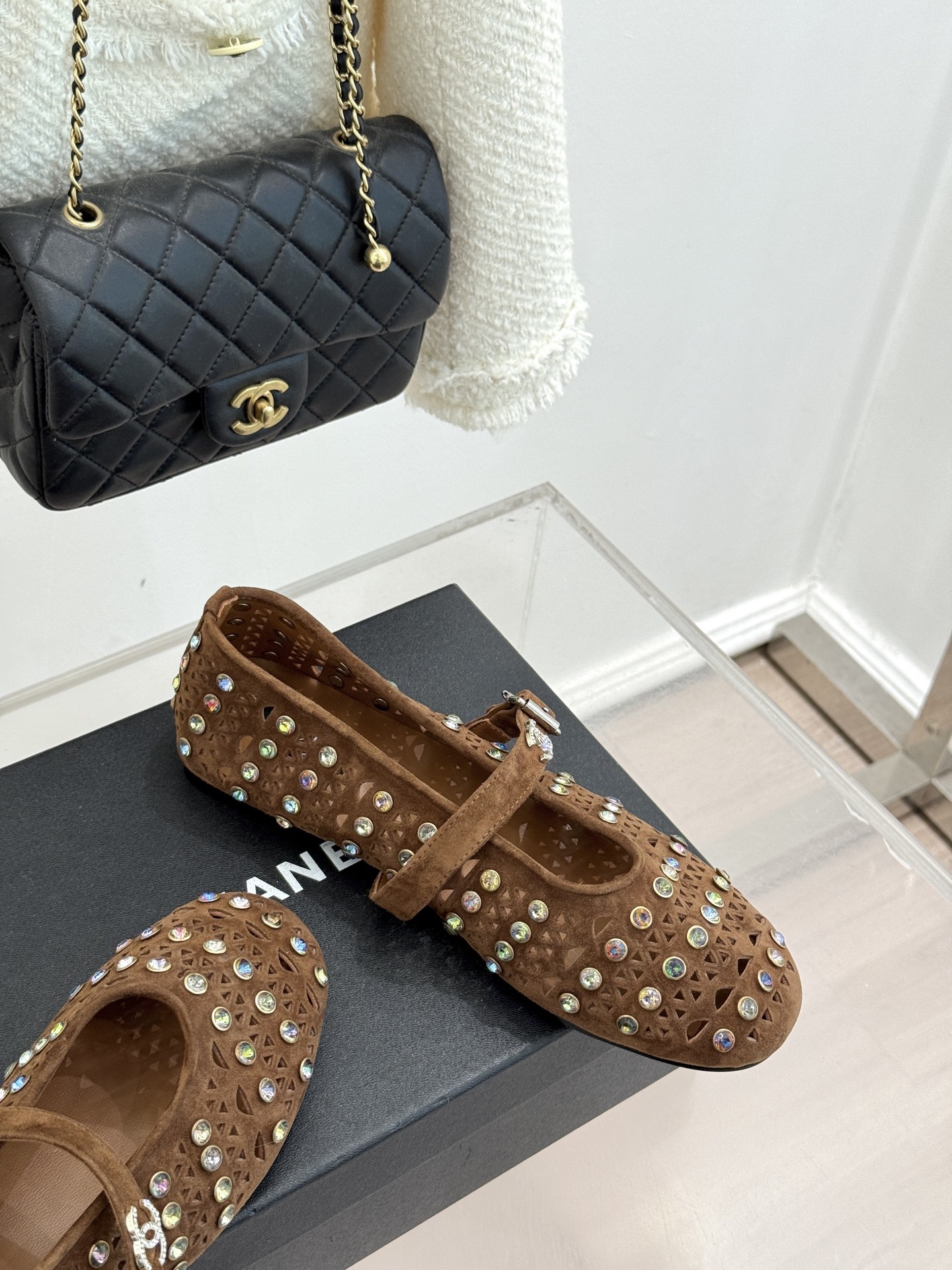 CHANE*｜小香经典水钻双C镂空玛平底丽珍鞋当小香的匠心邂逅玛丽珍鞋的经典轮廓便诞生了这双兼具优雅与个